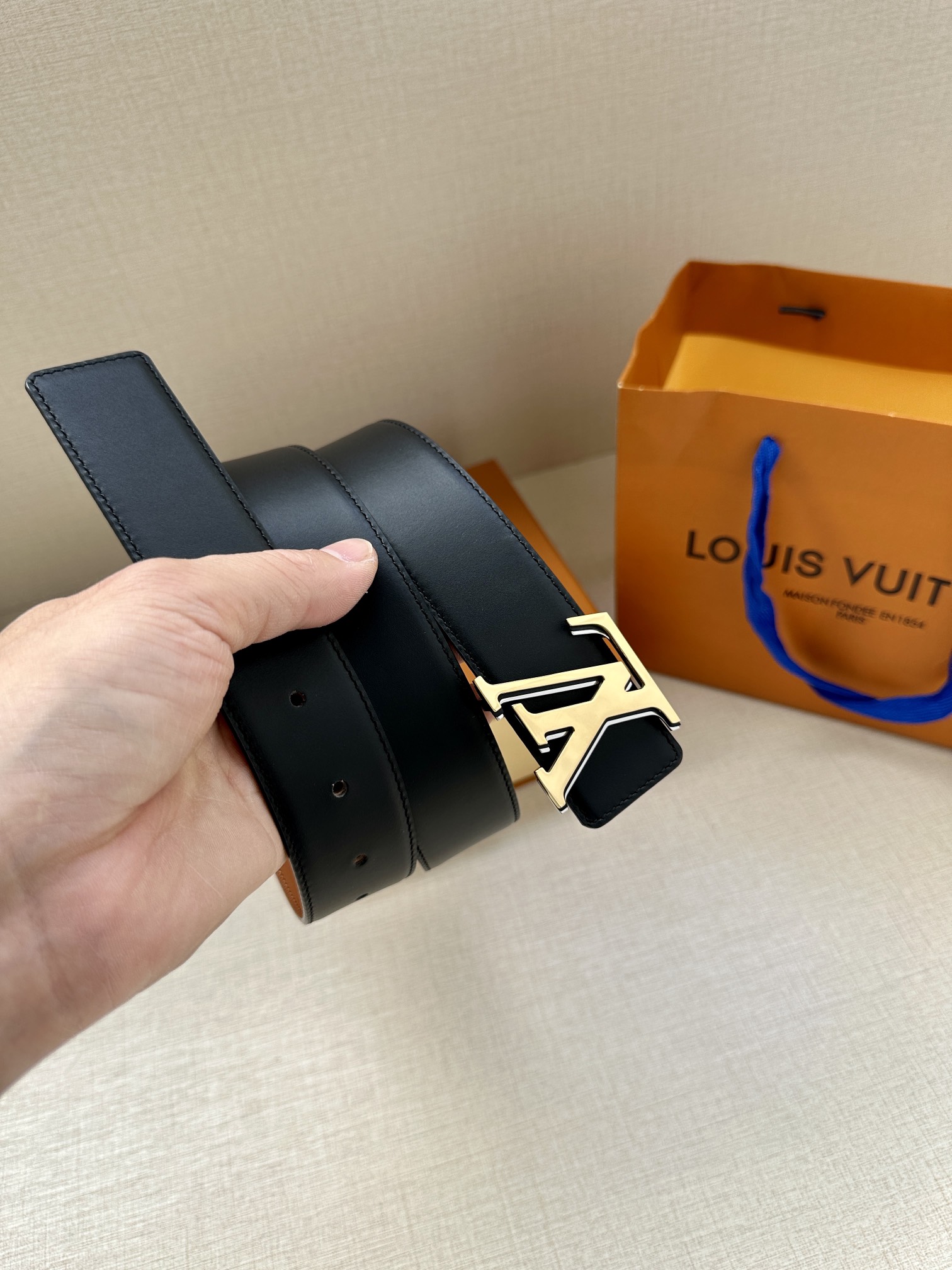 LVMirror双面腰带以摩登笔触释