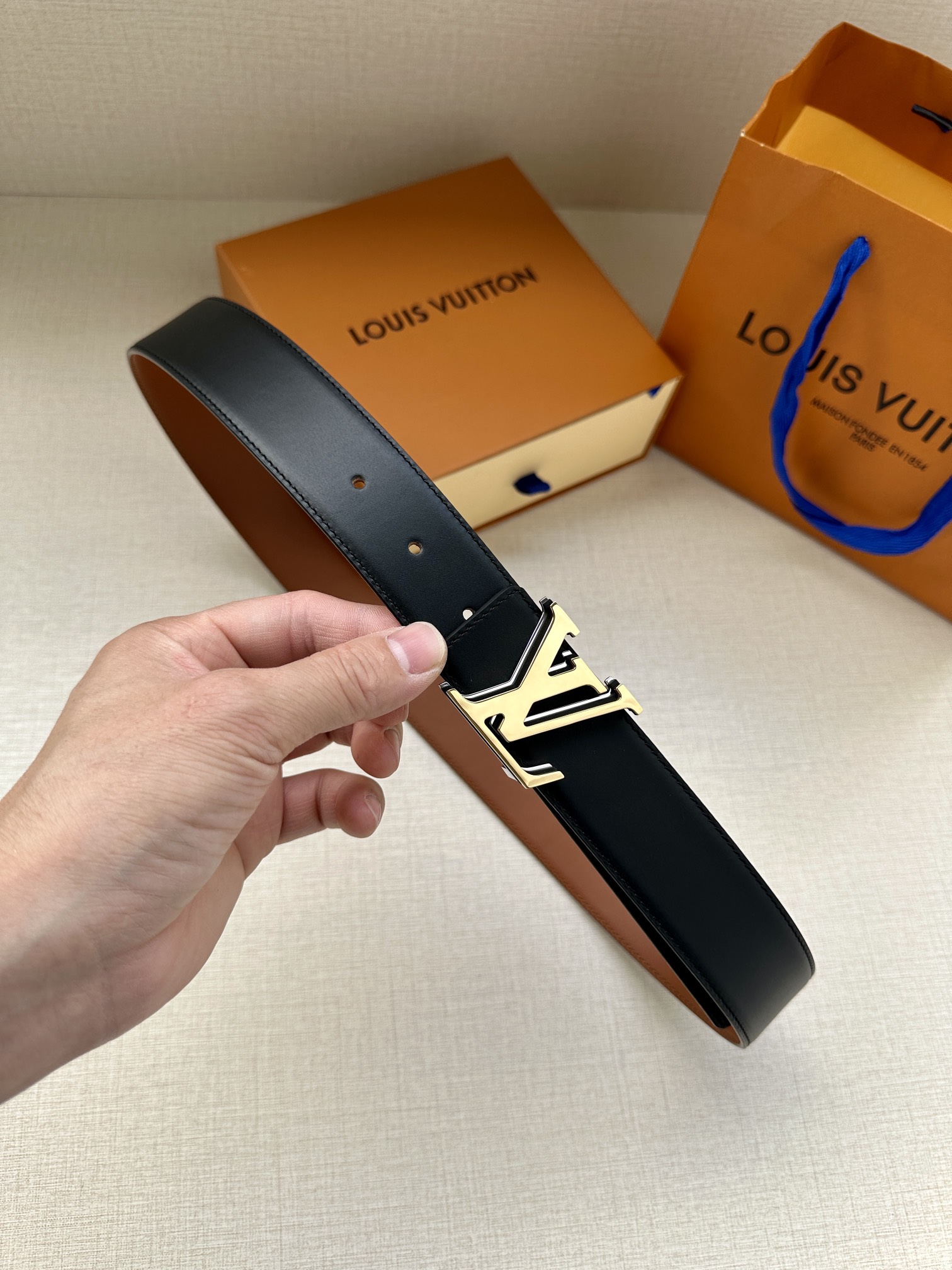 LVMirror双面腰带以摩登笔触释