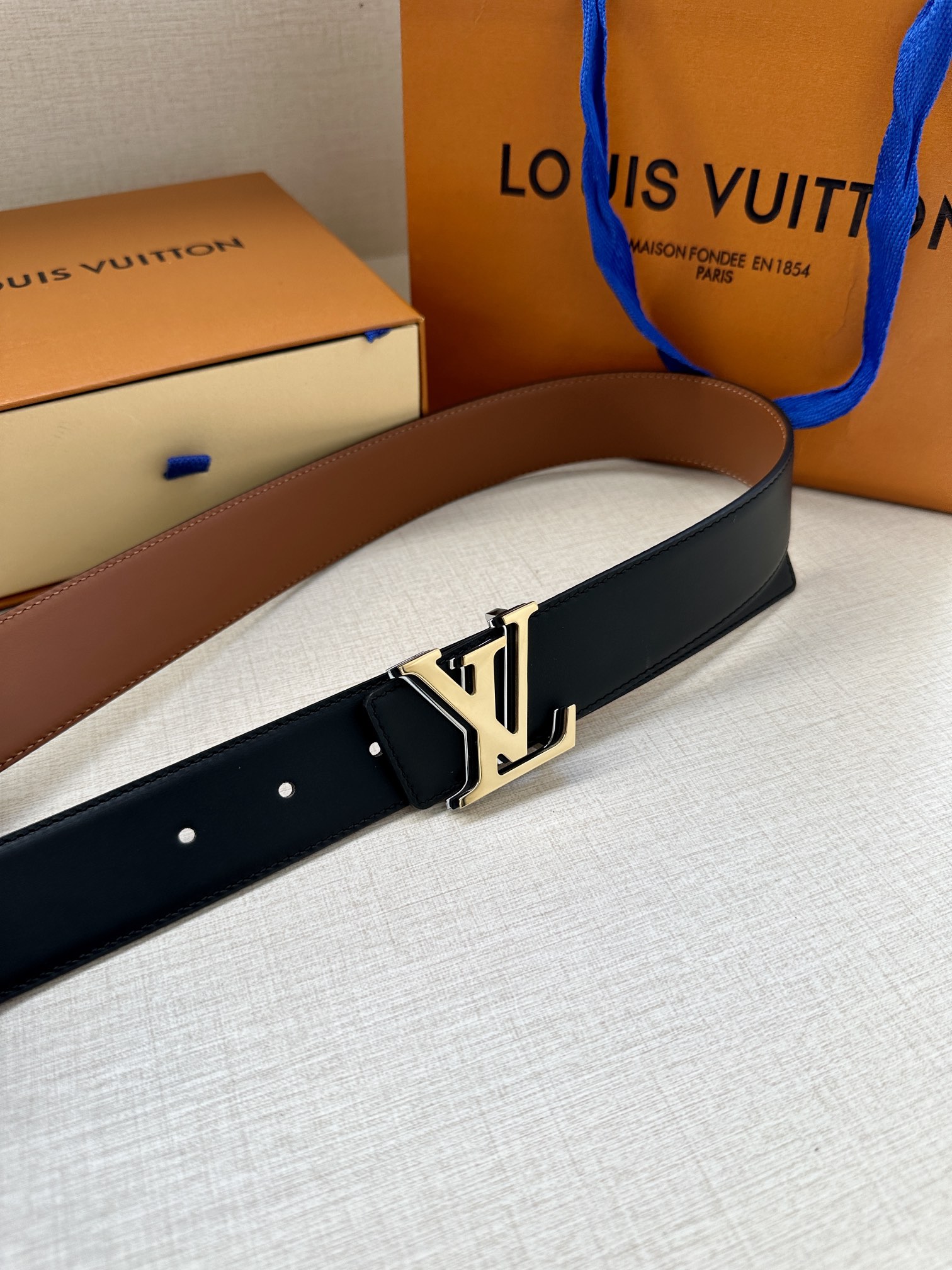 LVMirror双面腰带以摩登笔触释