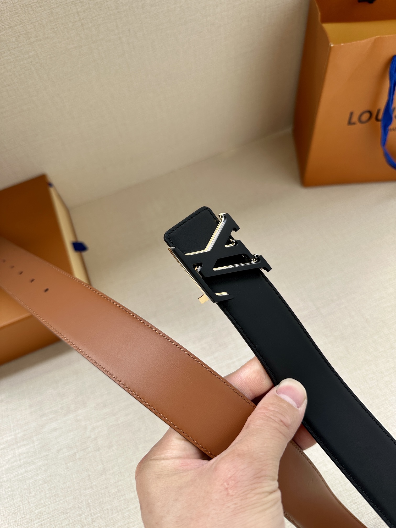 LVMirror双面腰带以摩登笔触释