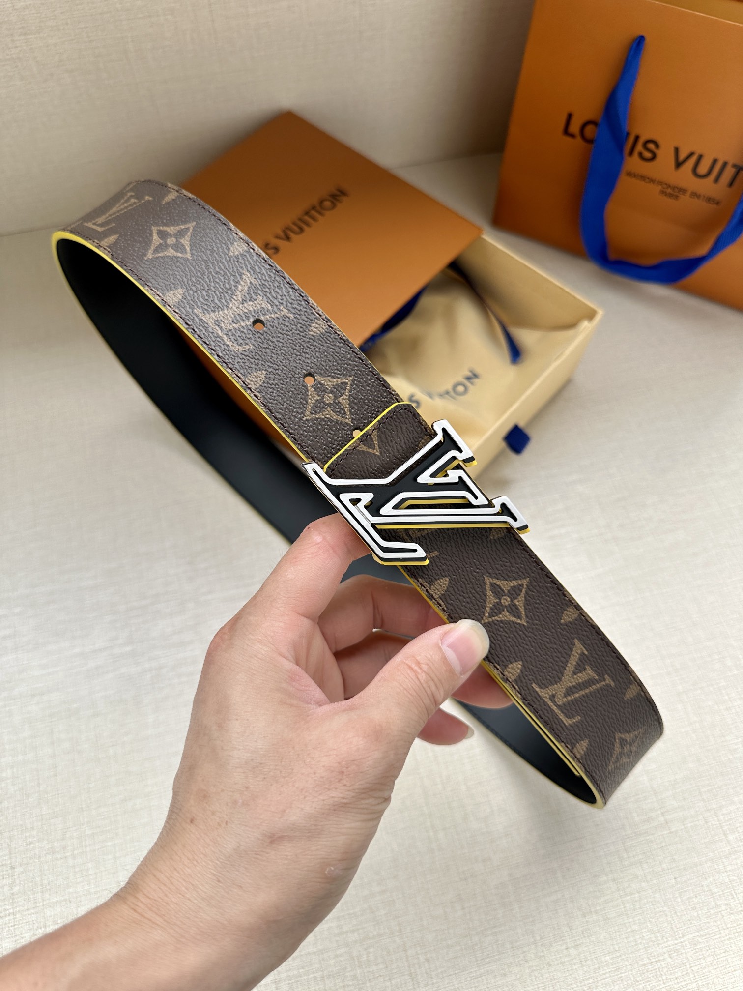 LVSpeed双面腰带借由金属搭扣的