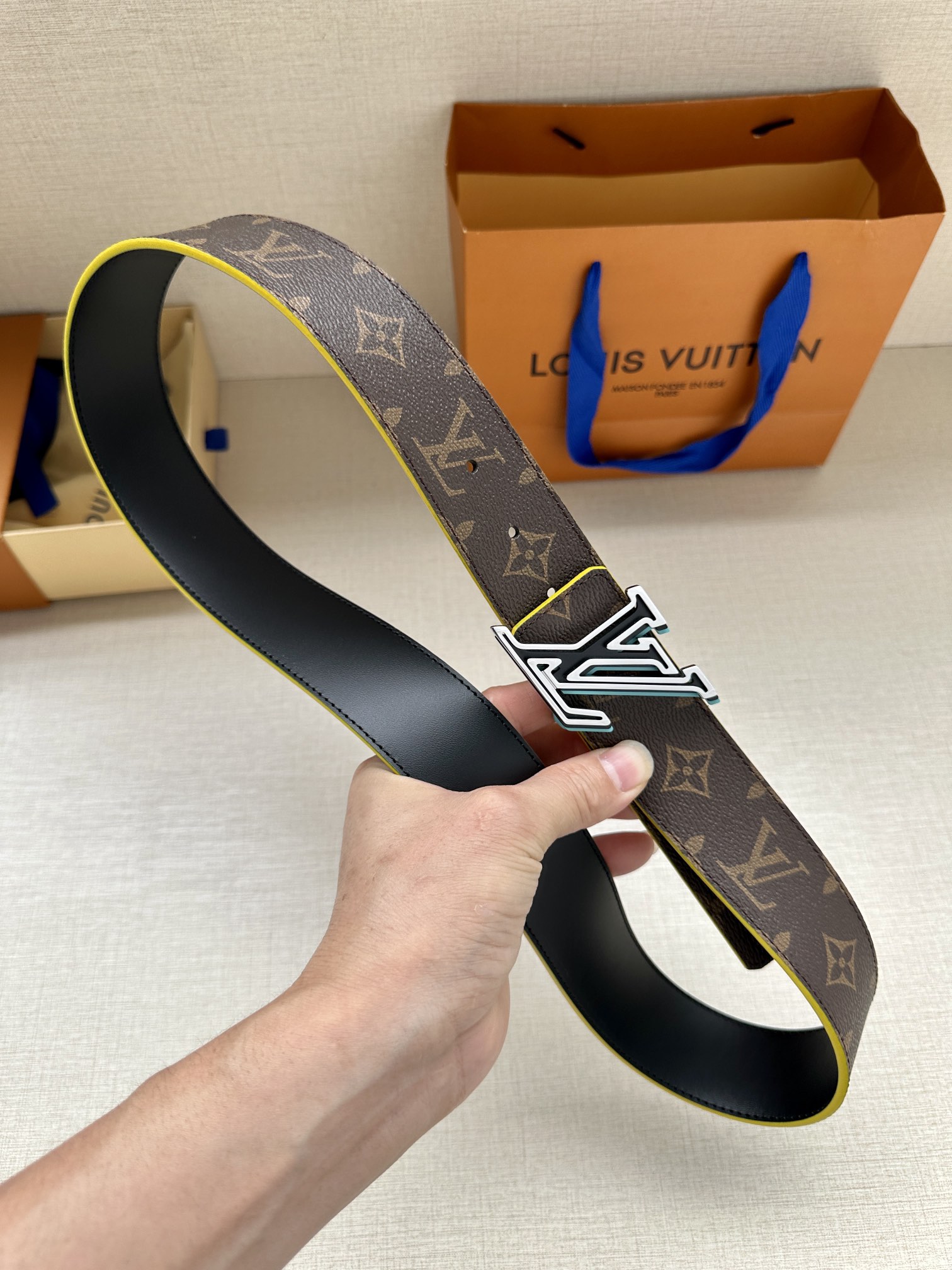 LVSpeed双面腰带借由金属搭扣的