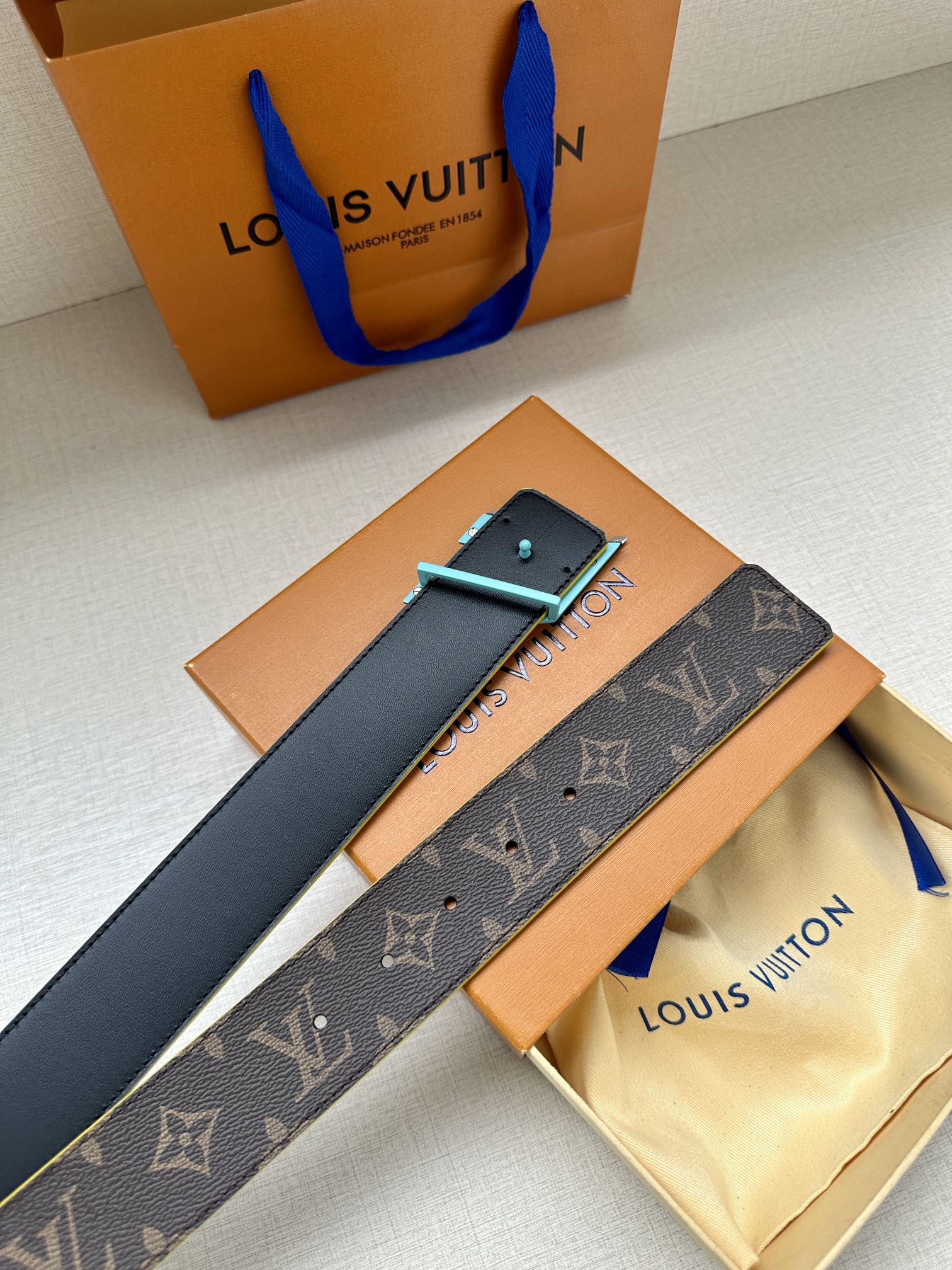 LVSpeed双面腰带借由金属搭扣的