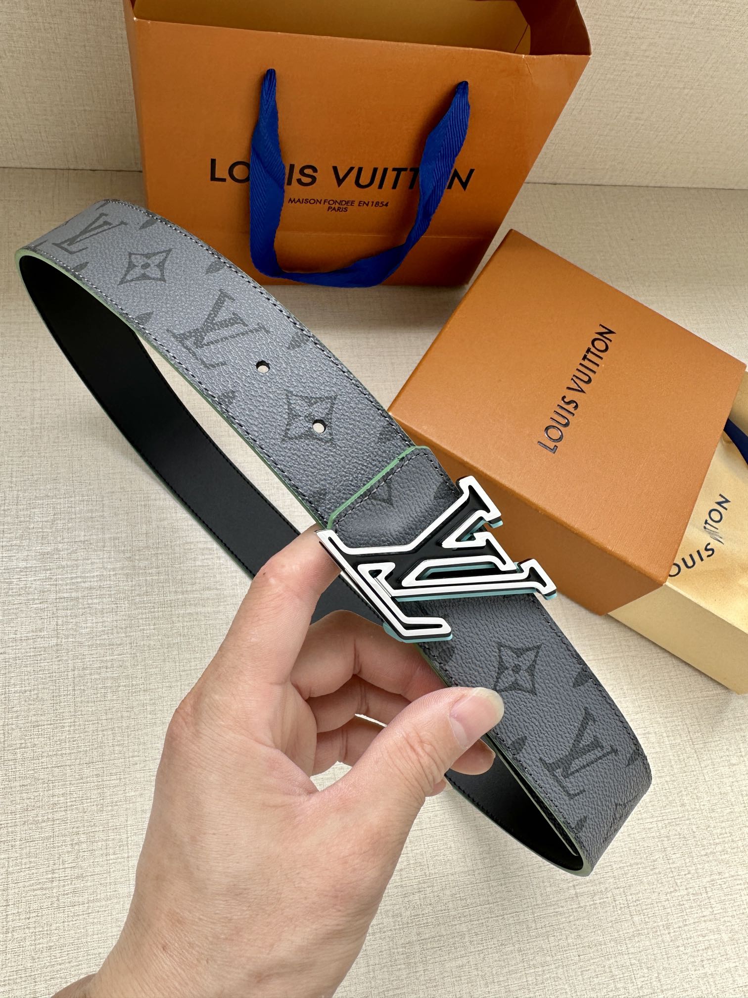 LVSpeed双面腰带借由金属搭扣的