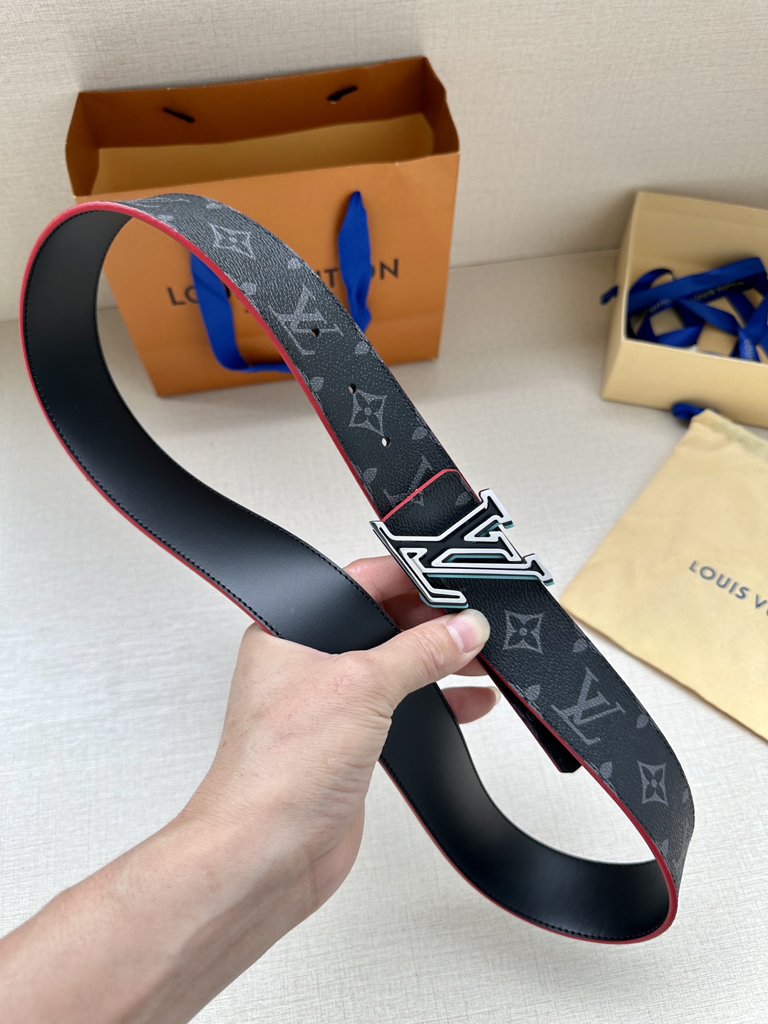 LVSpeed双面腰带借由金属搭扣的