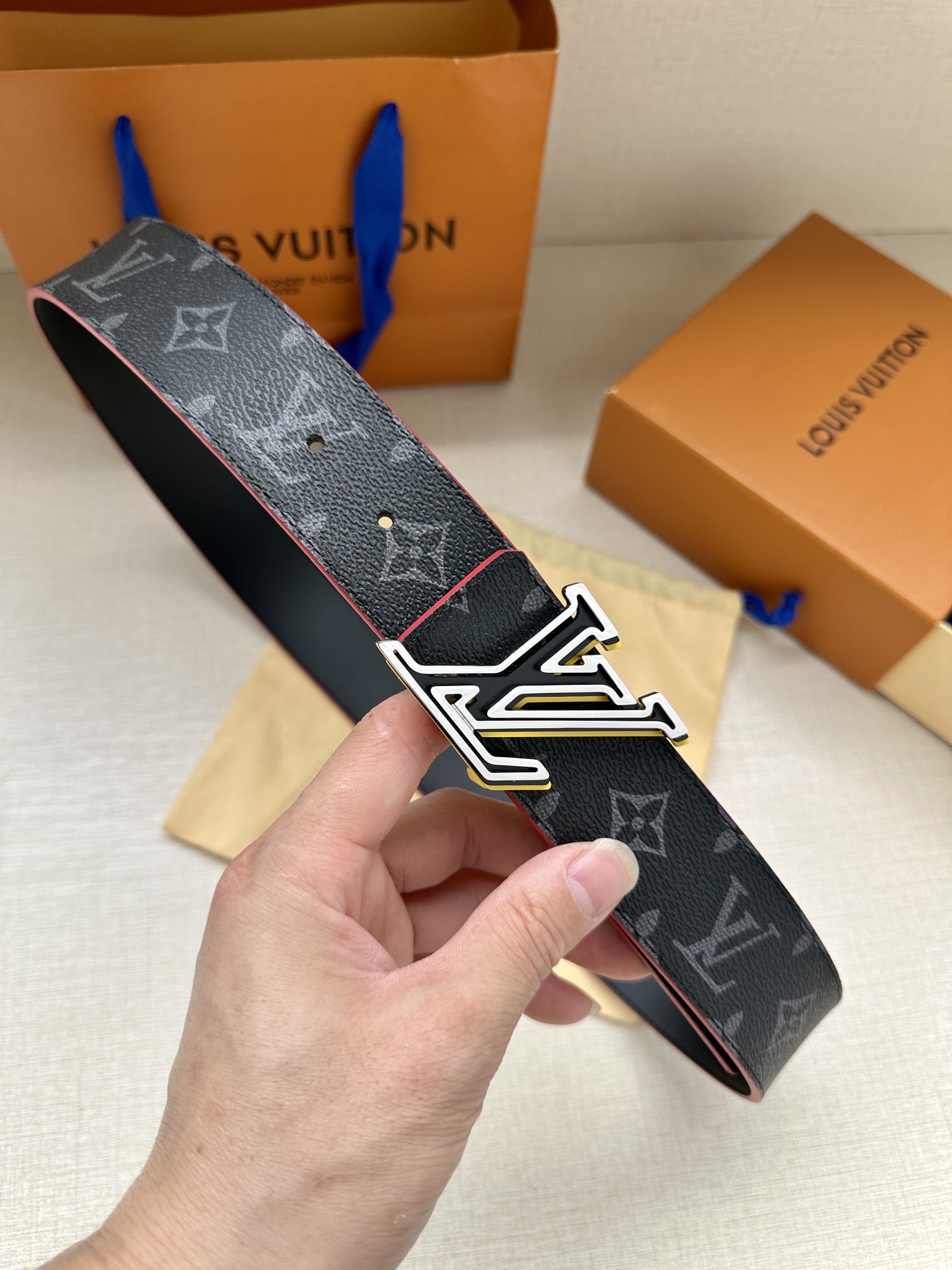 LVSpeed双面腰带借由金属搭扣的