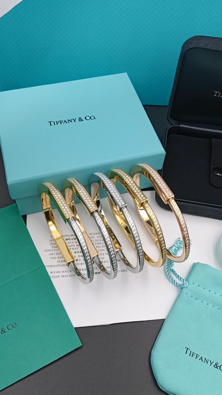 Tiffany Lock 系列作品的设计灵感源于联结与包容的力量,以大胆前卫的视觉设计诠释联结 自我内心的情感纽带。Ti Tiffany Lock 系列作品的设计灵感源于联结与包容的力量,以大胆前卫的视觉设计诠释联结 自我内心的情感纽带。Ti