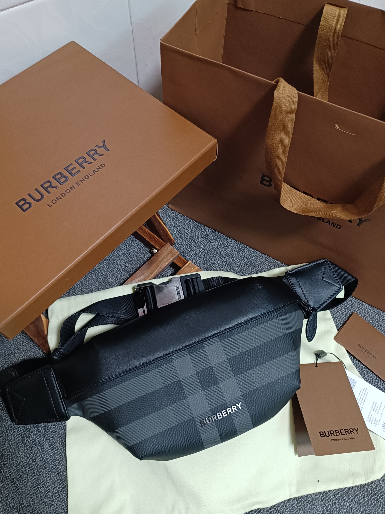 🅱The new design draws on the street style of the 1990s, made of Italian tanned leather and decorated with Burberry plaid. Model 0638 Size: 31 - 7.5 - 16cm.