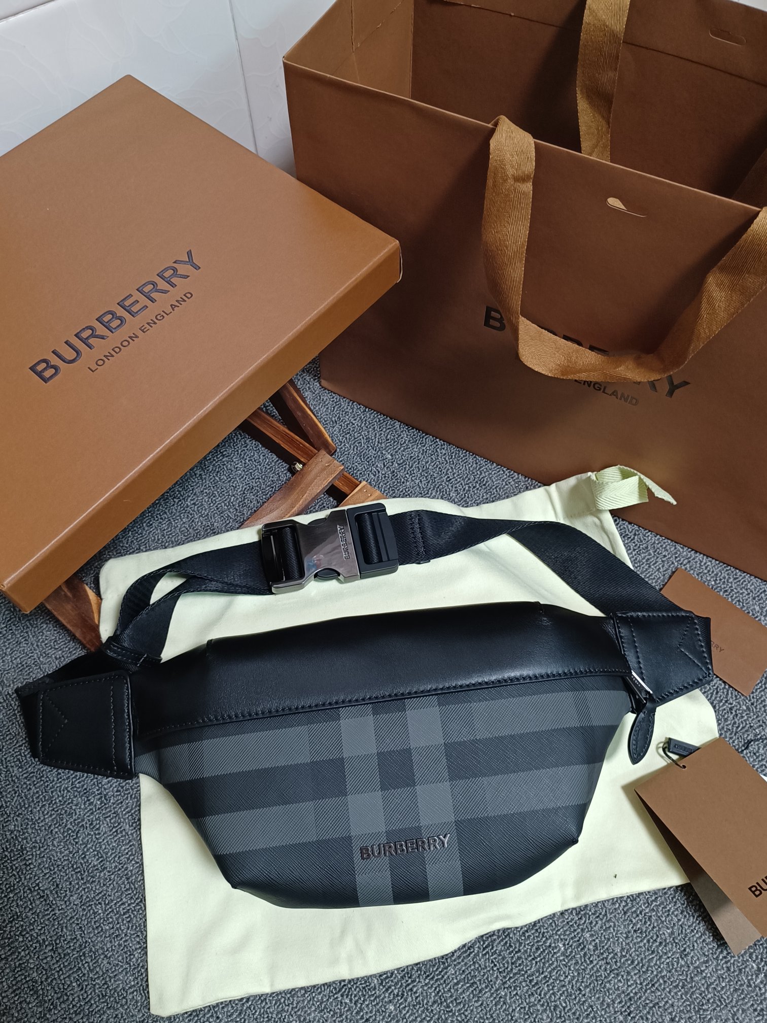🅱The new design draws on the street style of the 1990s, made of Italian tanned leather and decorated with Burberry plaid. Model 0638 Size: 31 - 7.5 - 16cm