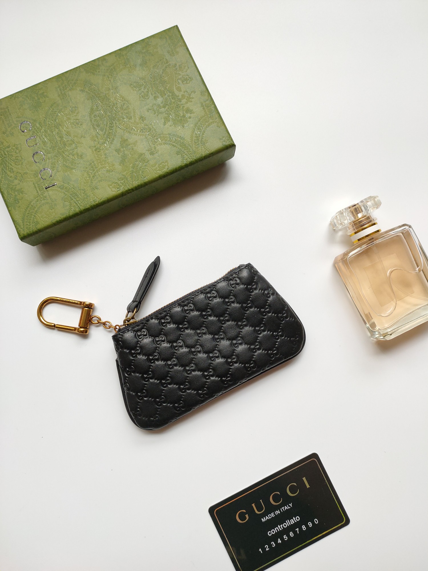 小牛皮製の高級小財布 - 古銅金具使用のコンパクトデザイン