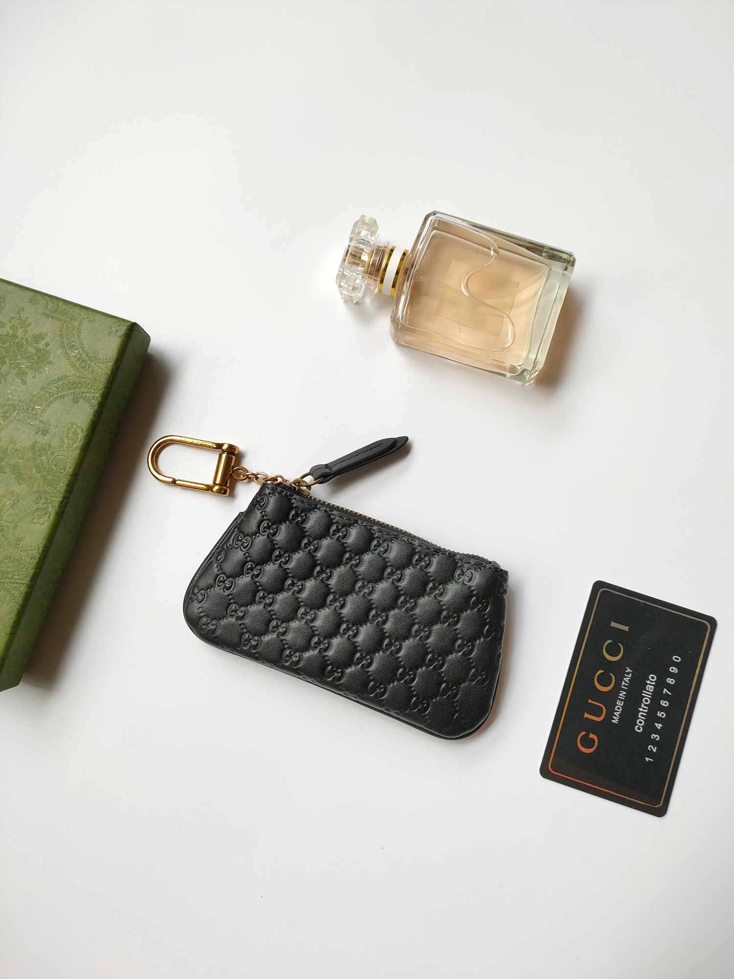 小牛皮製の高級小財布 - 古銅金具使用のコンパクトデザイン