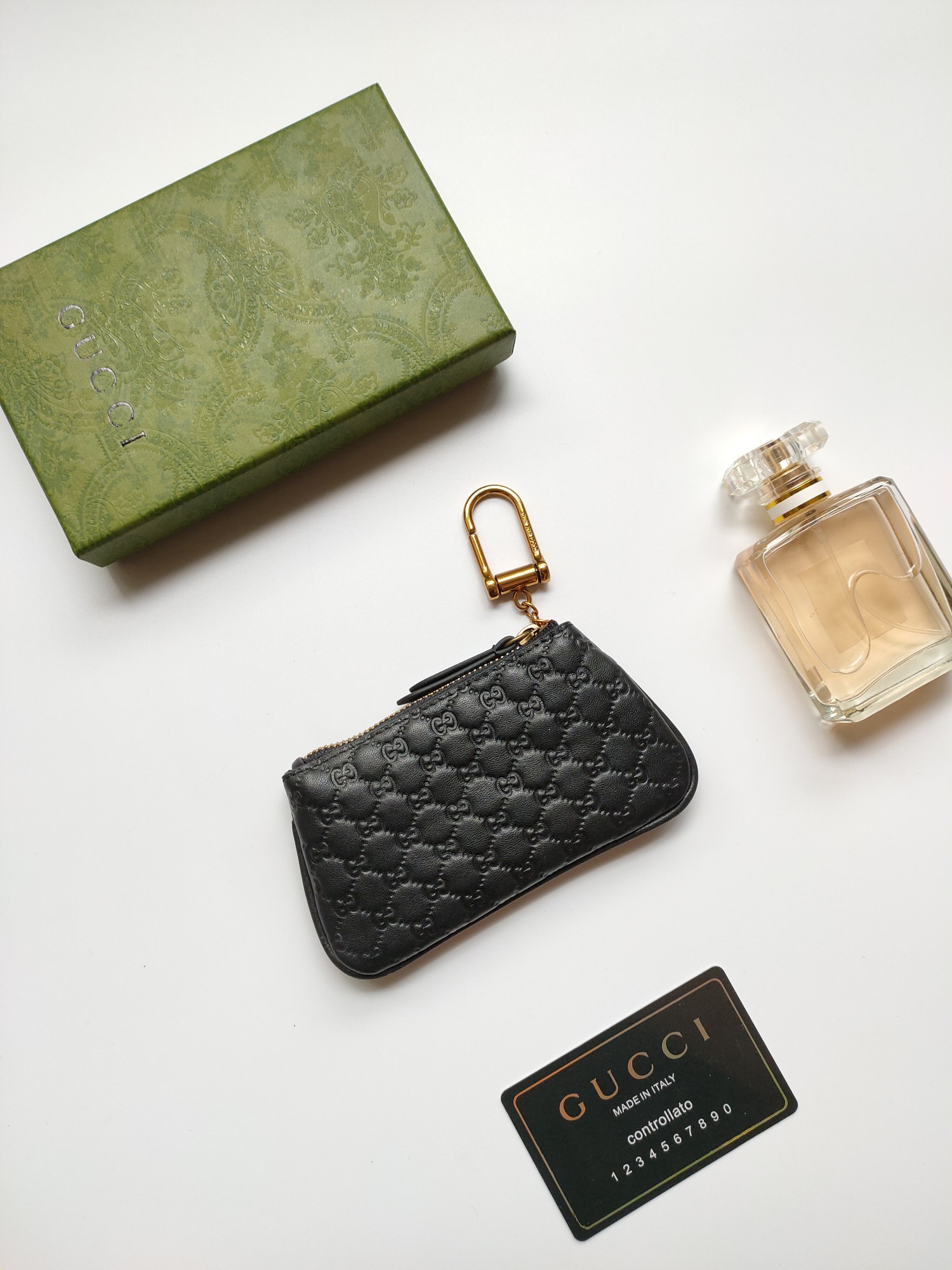 小牛皮製の高級小財布 - 古銅金具使用のコンパクトデザイン