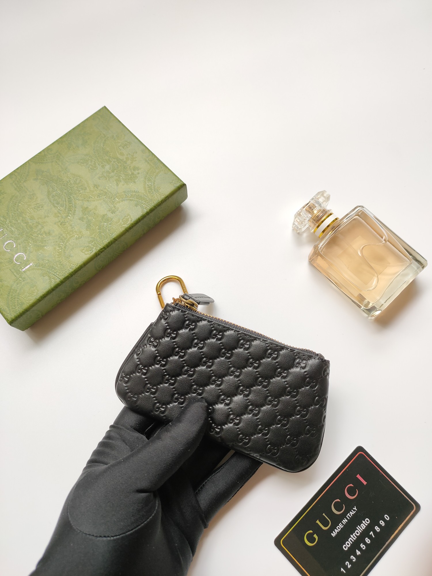 小牛皮製の高級小財布 - 古銅金具使用のコンパクトデザイン