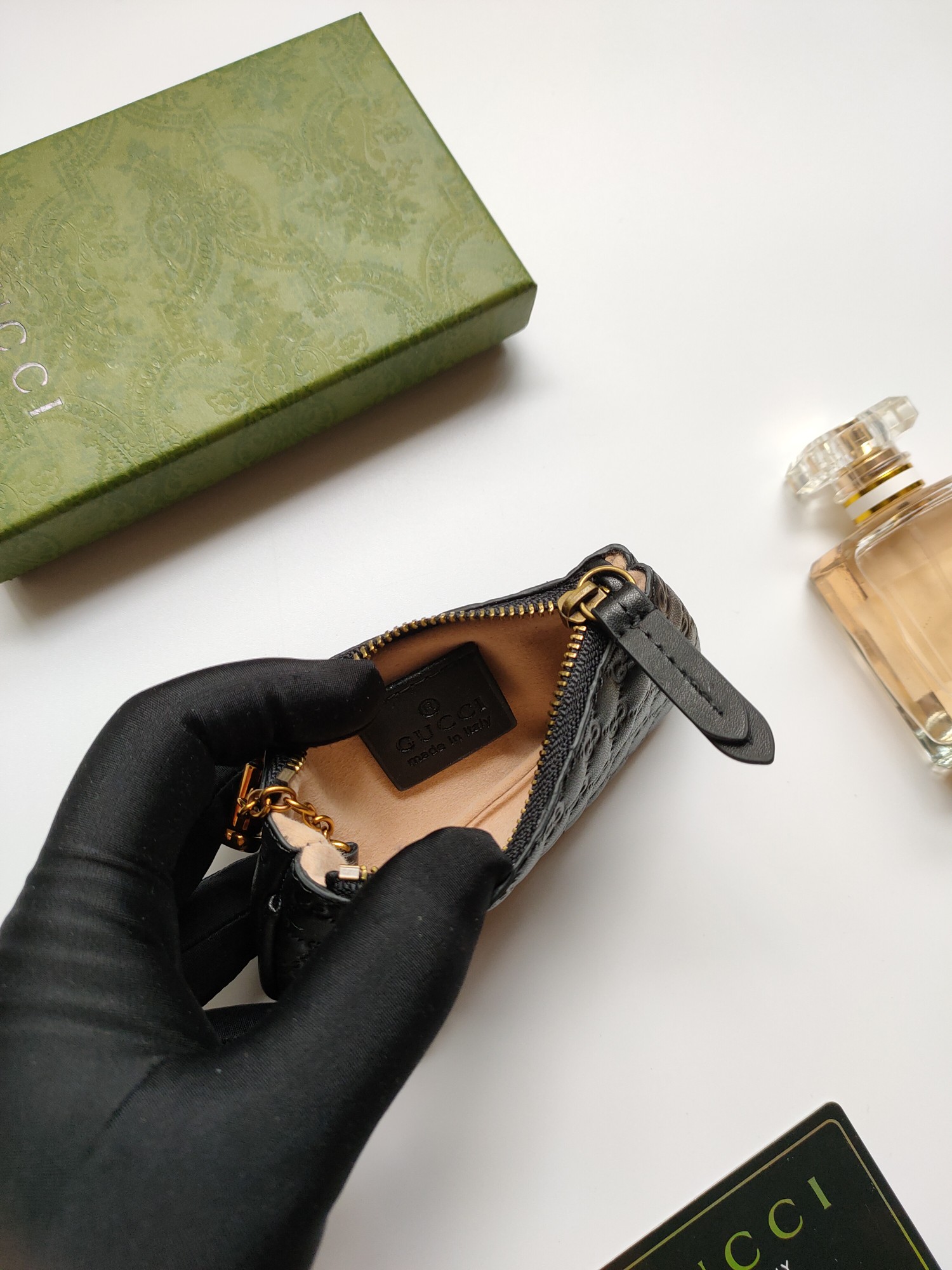 小牛皮製の高級小財布 - 古銅金具使用のコンパクトデザイン