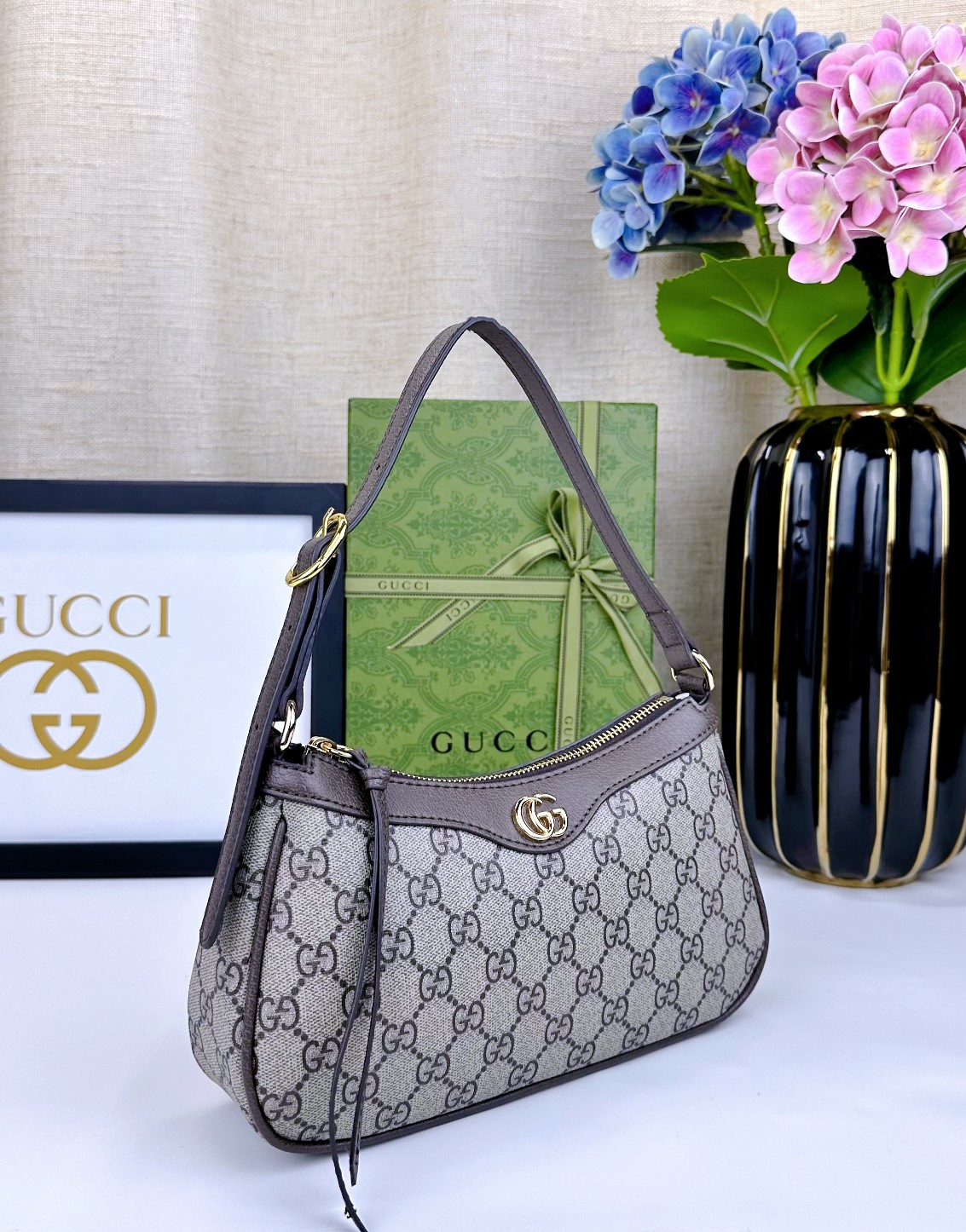  新款GG品牌推出的各系列延续了单品不应只流行一季，而是随时间流逝历久弥新的设计理念。源自Guccio 