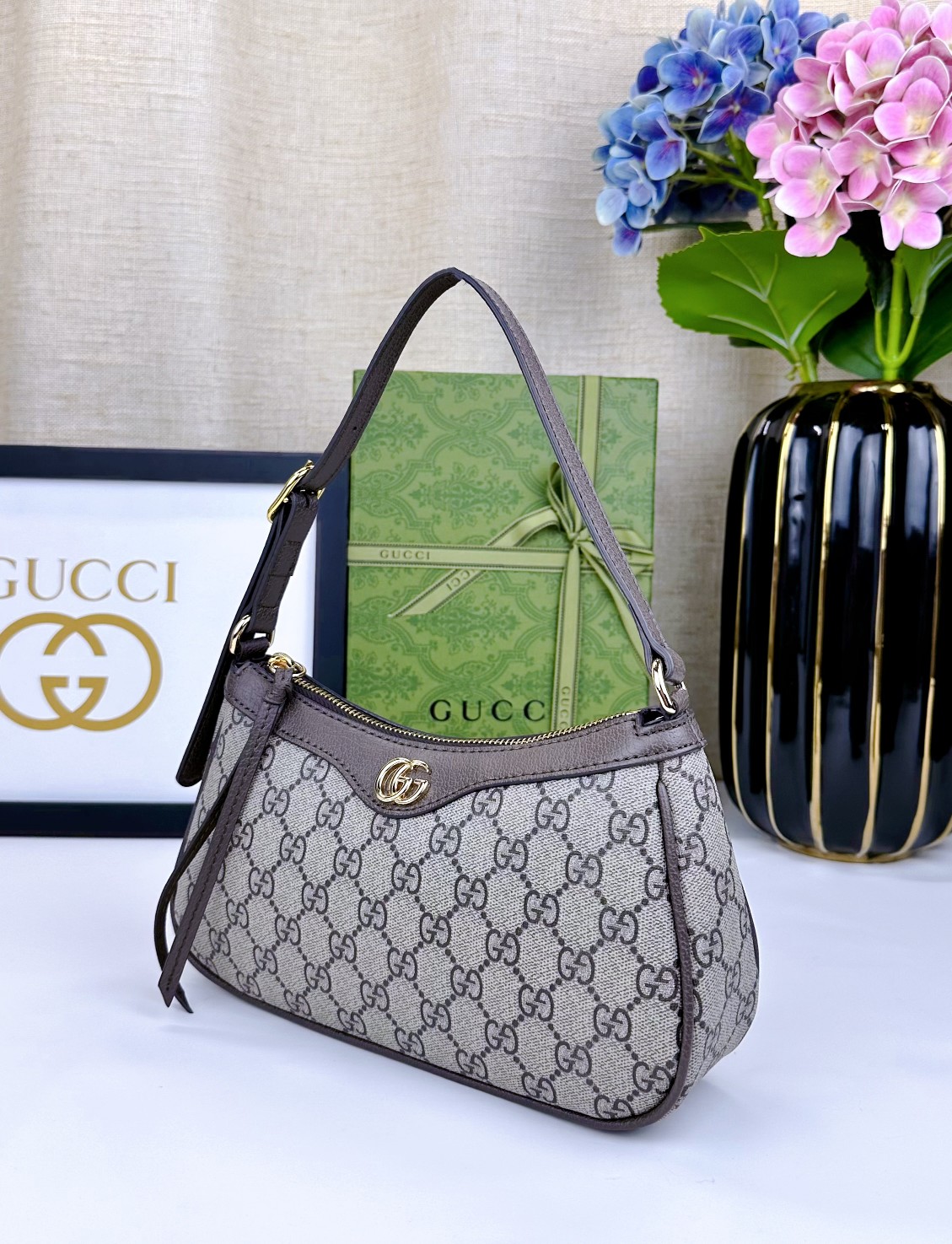  新款GG品牌推出的各系列延续了单品不应只流行一季，而是随时间流逝历久弥新的设计理念。源自Guccio 