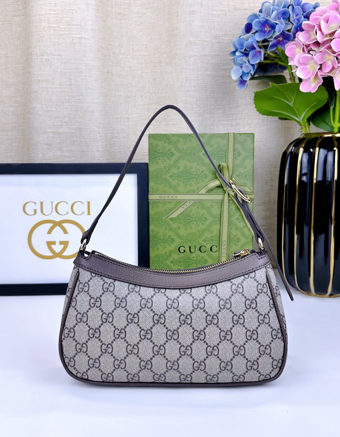  新款GG品牌推出的各系列延续了单品不应只流行一季，而是随时间流逝历久弥新的设计理念。源自Guccio 