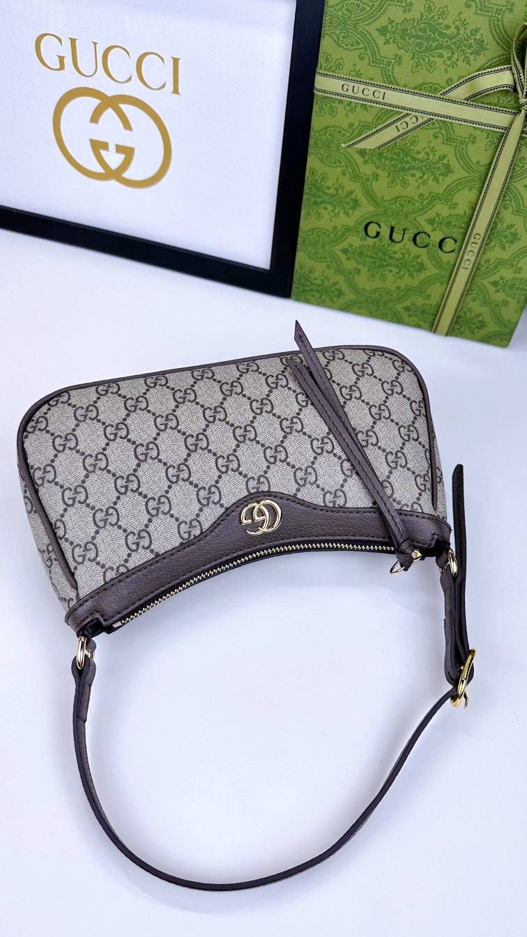  新款GG品牌推出的各系列延续了单品不应只流行一季，而是随时间流逝历久弥新的设计理念。源自Guccio 