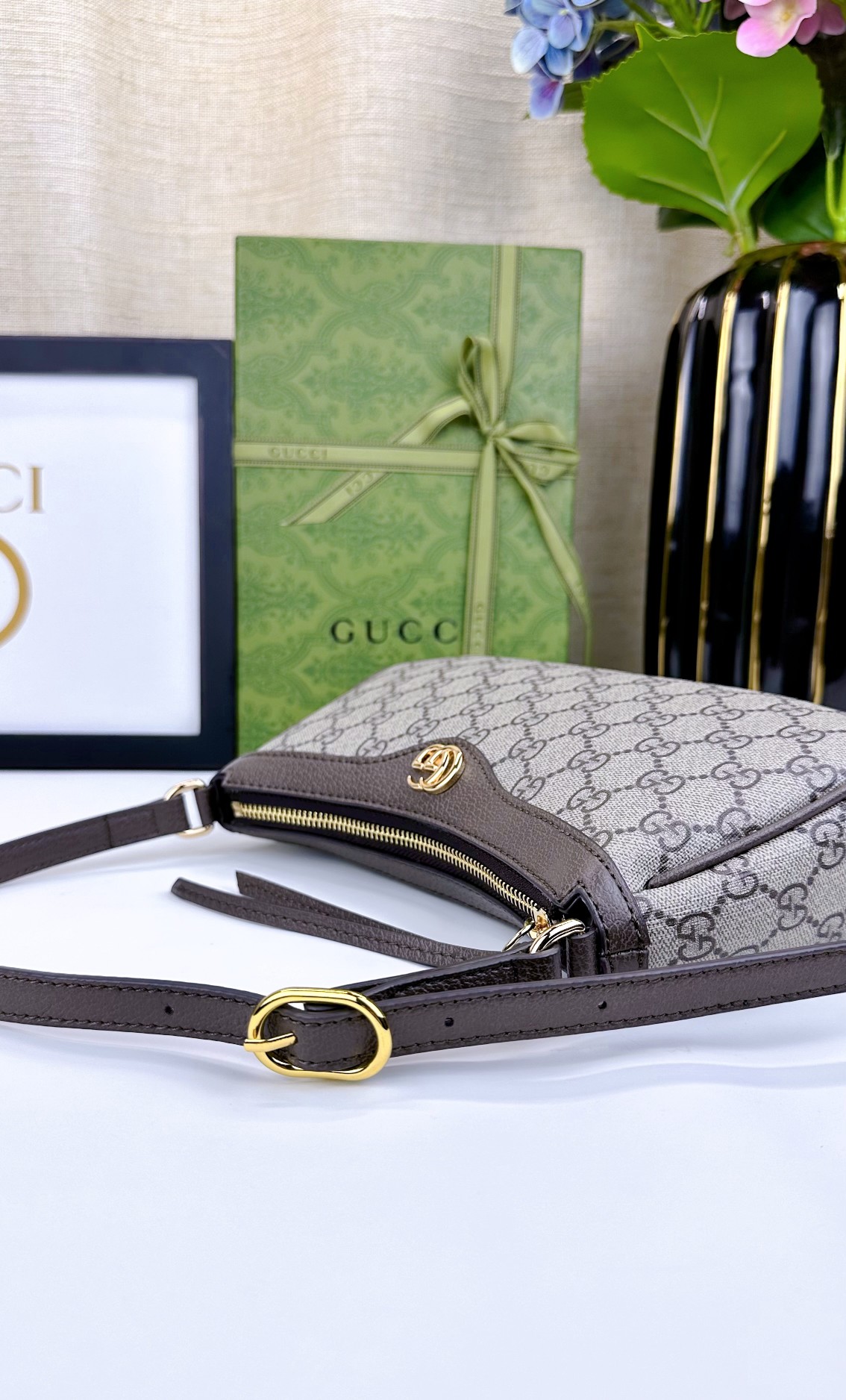  新款GG品牌推出的各系列延续了单品不应只流行一季，而是随时间流逝历久弥新的设计理念。源自Guccio 