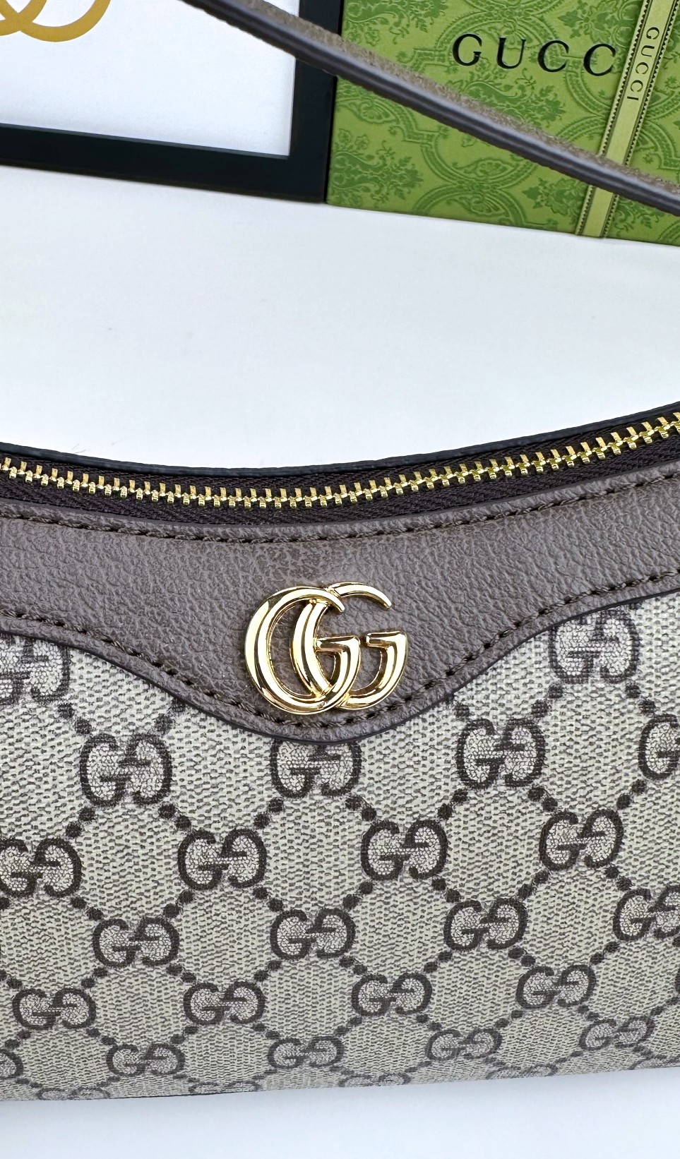  新款GG品牌推出的各系列延续了单品不应只流行一季，而是随时间流逝历久弥新的设计理念。源自Guccio 