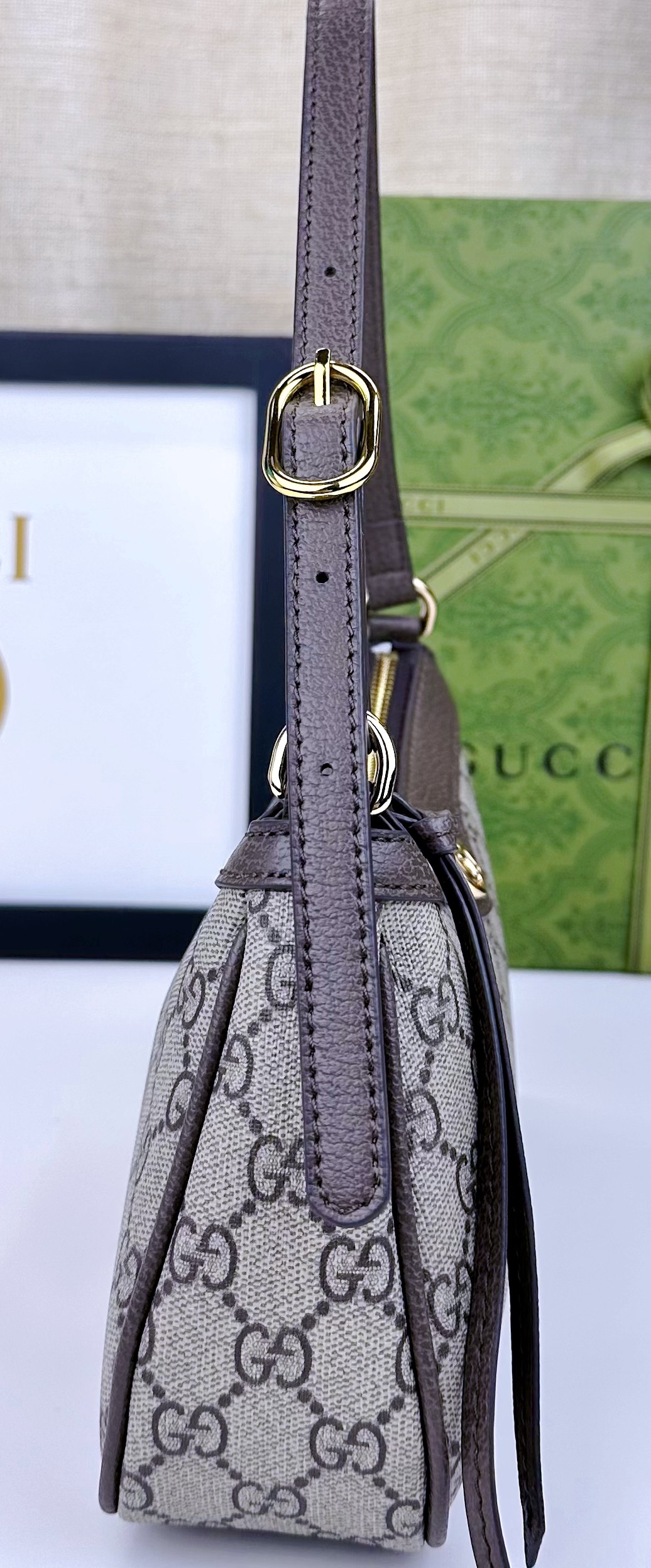  新款GG品牌推出的各系列延续了单品不应只流行一季，而是随时间流逝历久弥新的设计理念。源自Guccio 