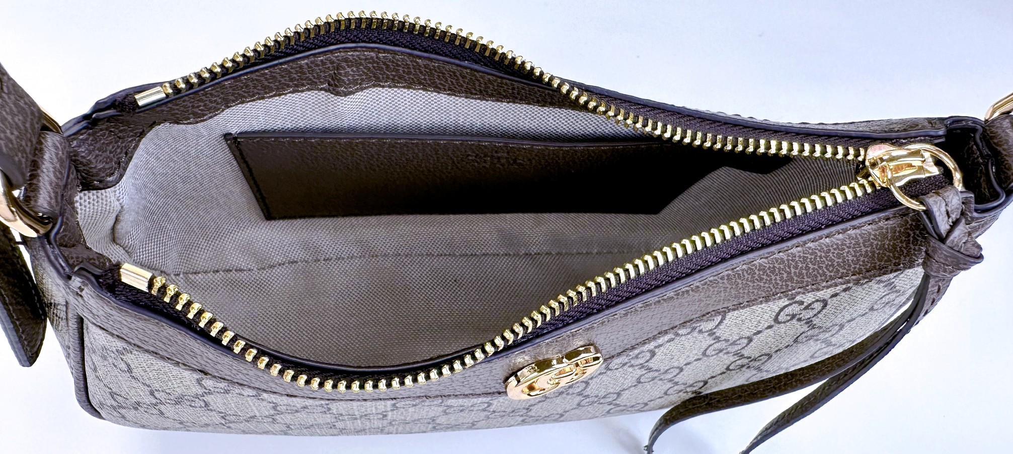  新款GG品牌推出的各系列延续了单品不应只流行一季，而是随时间流逝历久弥新的设计理念。源自Guccio 