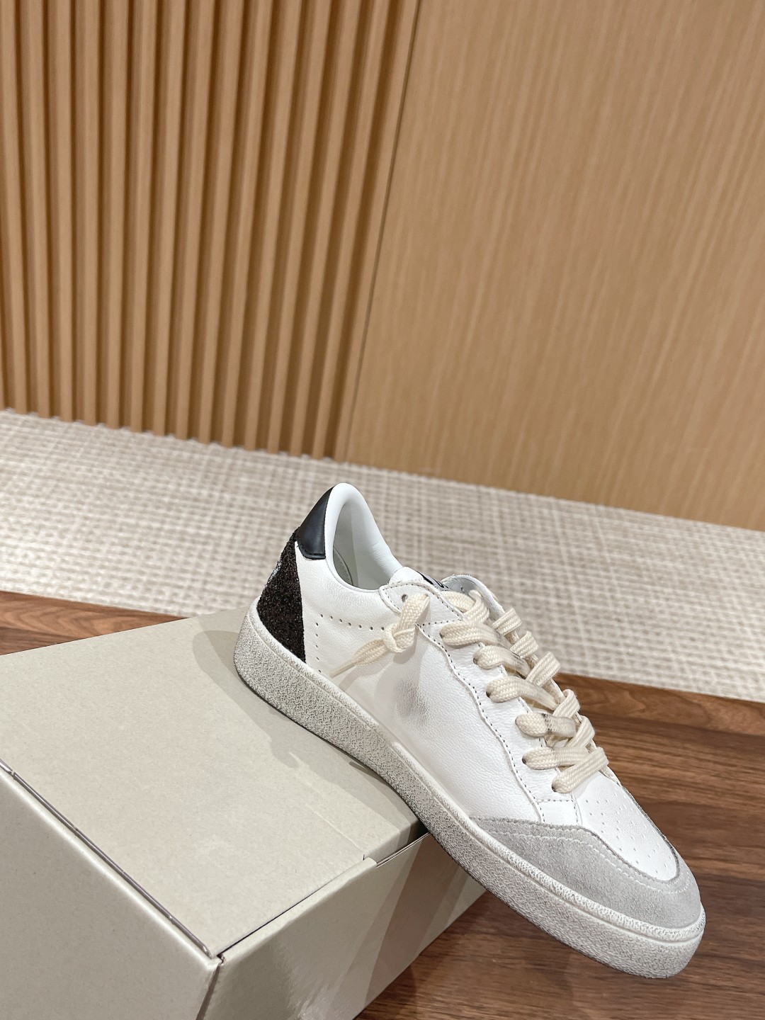 东莞代购版▪️厂价 💰270.00#限女款 𝐆𝐨𝐥𝐝𝐞𝐧 𝐆𝐨𝐨𝐬𝐞•
❥𝐁𝐚𝐥𝐥𝐬𝐭𝐚𝐫|Golden Goose Deluxe Brand
▪️ggdb经典情侣款小脏鞋~~火红程度上怼小白鞋,下踩各类小脏鞋!明星私服上脚示范 ×就是这么百搭 !再也不用担心洗鞋的问题啦!
▪️最好穿的小白鞋,楦型和原版无差了,圆扁的鞋头修的非常正,不臃肿很秀气
▪️鞋面原版定制牛皮(做旧精髓所在)
▪️内里毛巾+牛皮垫脚
▪️原版开模3.5cm内增高乳胶鞋垫
▪️不规则手工打磨做破鞋面,就连鞋底也是打磨做旧的
▪️SIZE:35-39(40定做不退换)