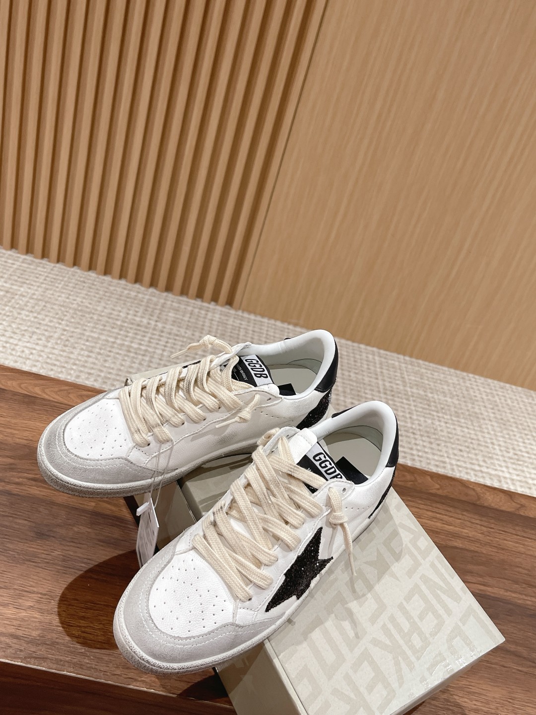 东莞代购版▪️厂价 💰270.00#限女款 𝐆𝐨𝐥𝐝𝐞𝐧 𝐆𝐨𝐨𝐬𝐞•
❥𝐁𝐚𝐥𝐥𝐬𝐭𝐚𝐫|Golden Goose Deluxe Brand
▪️ggdb经典情侣款小脏鞋~~火红程度上怼小白鞋,下踩各类小脏鞋!明星私服上脚示范 ×就是这么百搭 !再也不用担心洗鞋的问题啦!
▪️最好穿的小白鞋,楦型和原版无差了,圆扁的鞋头修的非常正,不臃肿很秀气
▪️鞋面原版定制牛皮(做旧精髓所在)
▪️内里毛巾+牛皮垫脚
▪️原版开模3.5cm内增高乳胶鞋垫
▪️不规则手工打磨做破鞋面,就连鞋底也是打磨做旧的
▪️SIZE:35-39(40定做不退换)