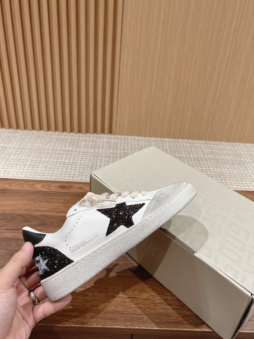 东莞代购版▪️厂价 💰270.00#限女款 𝐆𝐨𝐥𝐝𝐞𝐧 𝐆𝐨𝐨𝐬𝐞•
❥𝐁𝐚𝐥𝐥𝐬𝐭𝐚𝐫|Golden Goose Deluxe Brand
▪️ggdb经典情侣款小脏鞋~~火红程度上怼小白鞋,下踩各类小脏鞋!明星私服上脚示范 ×就是这么百搭 !再也不用担心洗鞋的问题啦!
▪️最好穿的小白鞋,楦型和原版无差了,圆扁的鞋头修的非常正,不臃肿很秀气
▪️鞋面原版定制牛皮(做旧精髓所在)
▪️内里毛巾+牛皮垫脚
▪️原版开模3.5cm内增高乳胶鞋垫
▪️不规则手工打磨做破鞋面,就连鞋底也是打磨做旧的
▪️SIZE:35-39(40定做不退换)