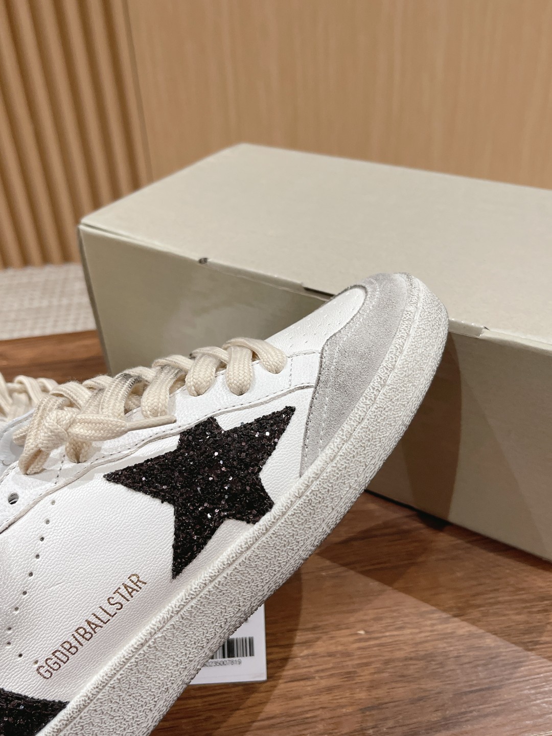 东莞代购版▪️厂价 💰270.00#限女款 𝐆𝐨𝐥𝐝𝐞𝐧 𝐆𝐨𝐨𝐬𝐞•
❥𝐁𝐚𝐥𝐥𝐬𝐭𝐚𝐫|Golden Goose Deluxe Brand
▪️ggdb经典情侣款小脏鞋~~火红程度上怼小白鞋,下踩各类小脏鞋!明星私服上脚示范 ×就是这么百搭 !再也不用担心洗鞋的问题啦!
▪️最好穿的小白鞋,楦型和原版无差了,圆扁的鞋头修的非常正,不臃肿很秀气
▪️鞋面原版定制牛皮(做旧精髓所在)
▪️内里毛巾+牛皮垫脚
▪️原版开模3.5cm内增高乳胶鞋垫
▪️不规则手工打磨做破鞋面,就连鞋底也是打磨做旧的
▪️SIZE:35-39(40定做不退换)