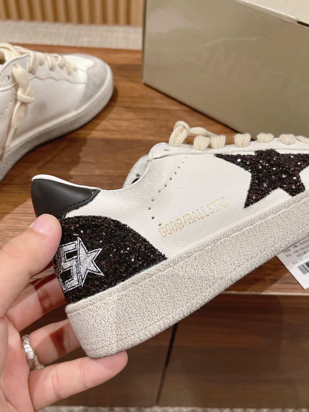 东莞代购版▪️厂价 💰270.00#限女款 𝐆𝐨𝐥𝐝𝐞𝐧 𝐆𝐨𝐨𝐬𝐞•
❥𝐁𝐚𝐥𝐥𝐬𝐭𝐚𝐫|Golden Goose Deluxe Brand
▪️ggdb经典情侣款小脏鞋~~火红程度上怼小白鞋,下踩各类小脏鞋!明星私服上脚示范 ×就是这么百搭 !再也不用担心洗鞋的问题啦!
▪️最好穿的小白鞋,楦型和原版无差了,圆扁的鞋头修的非常正,不臃肿很秀气
▪️鞋面原版定制牛皮(做旧精髓所在)
▪️内里毛巾+牛皮垫脚
▪️原版开模3.5cm内增高乳胶鞋垫
▪️不规则手工打磨做破鞋面,就连鞋底也是打磨做旧的
▪️SIZE:35-39(40定做不退换)
