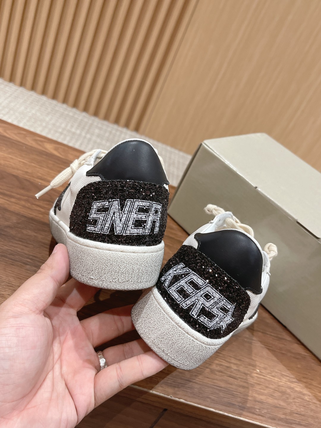 东莞代购版▪️厂价 💰270.00#限女款 𝐆𝐨𝐥𝐝𝐞𝐧 𝐆𝐨𝐨𝐬𝐞•
❥𝐁𝐚𝐥𝐥𝐬𝐭𝐚𝐫|Golden Goose Deluxe Brand
▪️ggdb经典情侣款小脏鞋~~火红程度上怼小白鞋,下踩各类小脏鞋!明星私服上脚示范 ×就是这么百搭 !再也不用担心洗鞋的问题啦!
▪️最好穿的小白鞋,楦型和原版无差了,圆扁的鞋头修的非常正,不臃肿很秀气
▪️鞋面原版定制牛皮(做旧精髓所在)
▪️内里毛巾+牛皮垫脚
▪️原版开模3.5cm内增高乳胶鞋垫
▪️不规则手工打磨做破鞋面,就连鞋底也是打磨做旧的
▪️SIZE:35-39(40定做不退换)