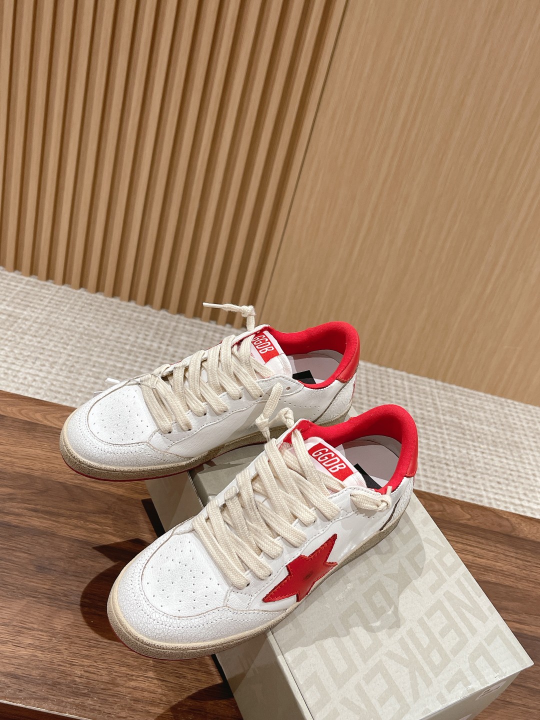 东莞代购版▪️厂价 💰270.00#情侣款 𝐆𝐨𝐥𝐝𝐞𝐧 𝐆𝐨𝐨𝐬𝐞•
❥𝐁𝐚𝐥𝐥𝐬𝐭𝐚𝐫|Golden Goose Deluxe Brand
▪️ggdb经典情侣款小脏鞋~~火红程度上怼小白鞋,下踩各类小脏鞋!明星私服上脚示范 ×就是这么百搭 !再也不用担心洗鞋的问题啦!
▪️最好穿的小白鞋,楦型和原版无差了,圆扁的鞋头修的非常正,不臃肿很秀气
▪️鞋面原版定制牛皮(做旧精髓所在)
▪️内里毛巾+牛皮垫脚
▪️原版开模3.5cm内增高乳胶鞋垫
▪️不规则手工打磨做破鞋面,就连鞋底也是打磨做旧的
▪️SIZE:35-44