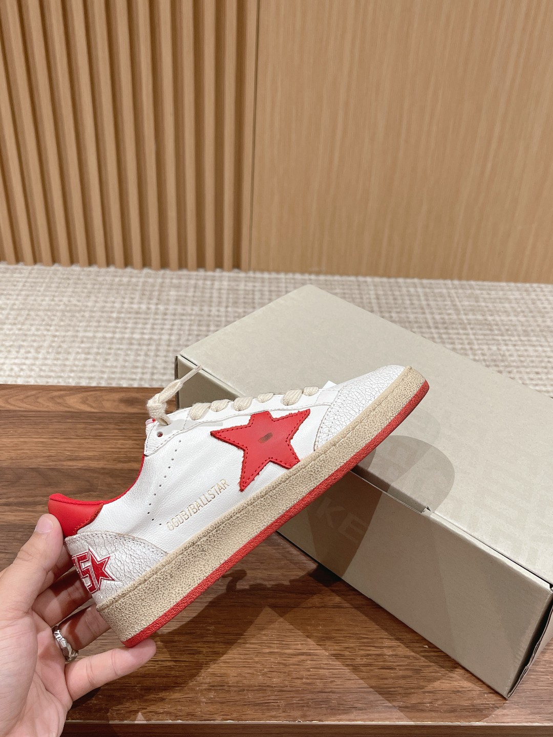 东莞代购版▪️厂价 💰270.00#情侣款 𝐆𝐨𝐥𝐝𝐞𝐧 𝐆𝐨𝐨𝐬𝐞•
❥𝐁𝐚𝐥𝐥𝐬𝐭𝐚𝐫|Golden Goose Deluxe Brand
▪️ggdb经典情侣款小脏鞋~~火红程度上怼小白鞋,下踩各类小脏鞋!明星私服上脚示范 ×就是这么百搭 !再也不用担心洗鞋的问题啦!
▪️最好穿的小白鞋,楦型和原版无差了,圆扁的鞋头修的非常正,不臃肿很秀气
▪️鞋面原版定制牛皮(做旧精髓所在)
▪️内里毛巾+牛皮垫脚
▪️原版开模3.5cm内增高乳胶鞋垫
▪️不规则手工打磨做破鞋面,就连鞋底也是打磨做旧的
▪️SIZE:35-44