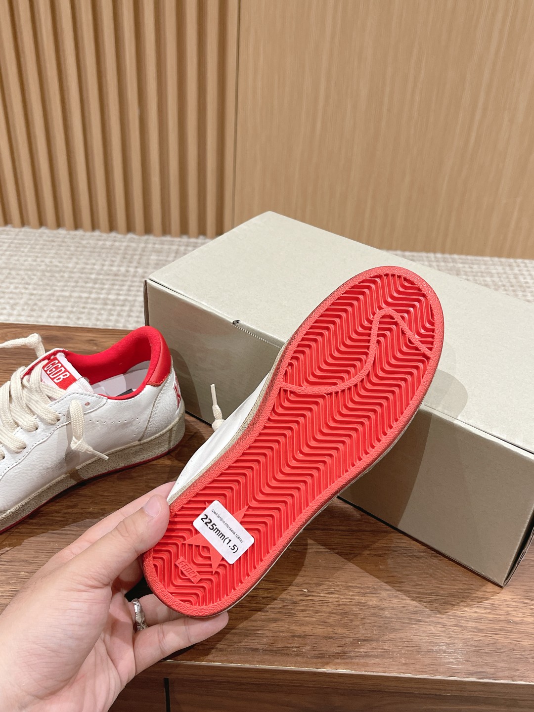 东莞代购版▪️厂价 💰270.00#情侣款 𝐆𝐨𝐥𝐝𝐞𝐧 𝐆𝐨𝐨𝐬𝐞•
❥𝐁𝐚𝐥𝐥𝐬𝐭𝐚𝐫|Golden Goose Deluxe Brand
▪️ggdb经典情侣款小脏鞋~~火红程度上怼小白鞋,下踩各类小脏鞋!明星私服上脚示范 ×就是这么百搭 !再也不用担心洗鞋的问题啦!
▪️最好穿的小白鞋,楦型和原版无差了,圆扁的鞋头修的非常正,不臃肿很秀气
▪️鞋面原版定制牛皮(做旧精髓所在)
▪️内里毛巾+牛皮垫脚
▪️原版开模3.5cm内增高乳胶鞋垫
▪️不规则手工打磨做破鞋面,就连鞋底也是打磨做旧的
▪️SIZE:35-44