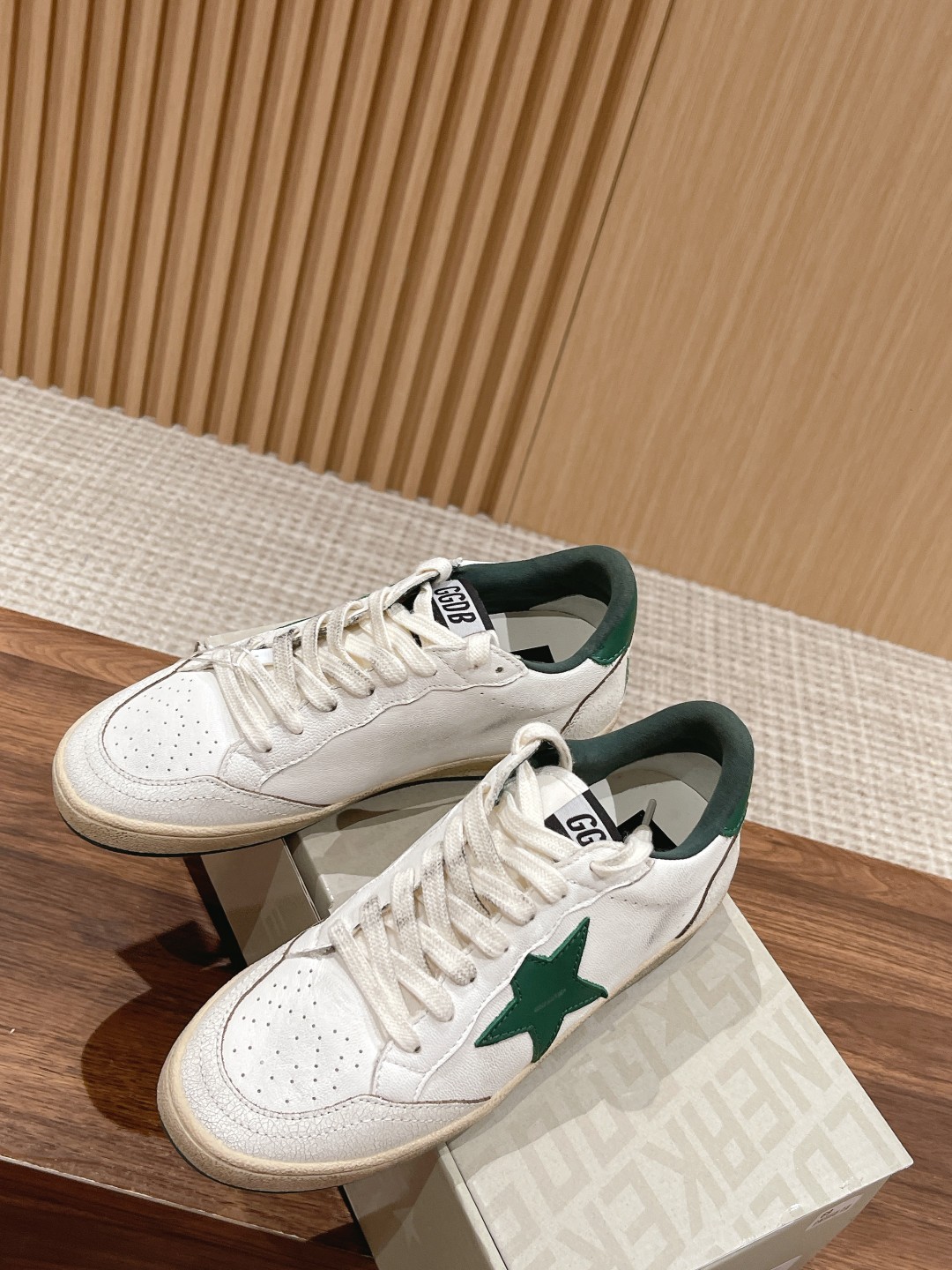 东莞代购版▪️厂价 💰270.00#情侣款 𝐆𝐨𝐥𝐝𝐞𝐧 𝐆𝐨𝐨𝐬𝐞•
❥𝐁𝐚𝐥𝐥𝐬𝐭𝐚𝐫|Golden Goose Deluxe Brand
▪️ggdb经典情侣款小脏鞋~~火红程度上怼小白鞋,下踩各类小脏鞋!明星私服上脚示范 ×就是这么百搭 !再也不用担心洗鞋的问题啦!
▪️最好穿的小白鞋,楦型和原版无差了,圆扁的鞋头修的非常正,不臃肿很秀气
▪️鞋面原版定制牛皮(做旧精髓所在)
▪️内里毛巾+牛皮垫脚
▪️原版开模3.5cm内增高乳胶鞋垫
▪️不规则手工打磨做破鞋面,就连鞋底也是打磨做旧的
▪️SIZE:35-44