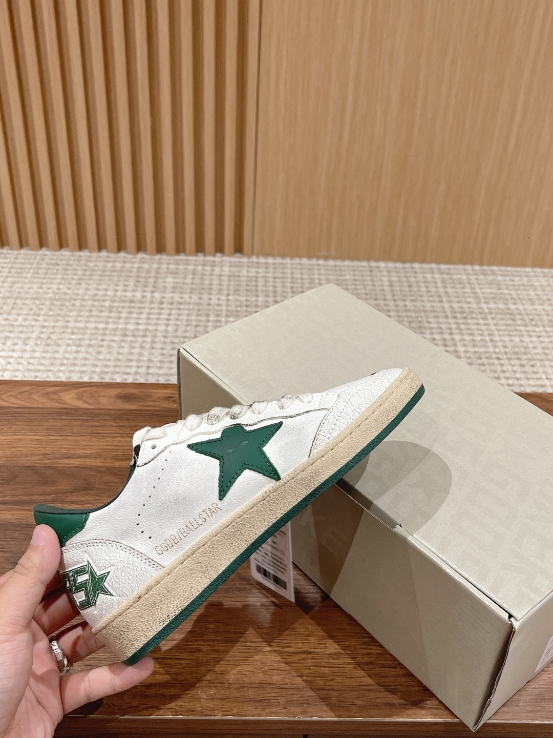东莞代购版▪️厂价 💰270.00#情侣款 𝐆𝐨𝐥𝐝𝐞𝐧 𝐆𝐨𝐨𝐬𝐞•
❥𝐁𝐚𝐥𝐥𝐬𝐭𝐚𝐫|Golden Goose Deluxe Brand
▪️ggdb经典情侣款小脏鞋~~火红程度上怼小白鞋,下踩各类小脏鞋!明星私服上脚示范 ×就是这么百搭 !再也不用担心洗鞋的问题啦!
▪️最好穿的小白鞋,楦型和原版无差了,圆扁的鞋头修的非常正,不臃肿很秀气
▪️鞋面原版定制牛皮(做旧精髓所在)
▪️内里毛巾+牛皮垫脚
▪️原版开模3.5cm内增高乳胶鞋垫
▪️不规则手工打磨做破鞋面,就连鞋底也是打磨做旧的
▪️SIZE:35-44