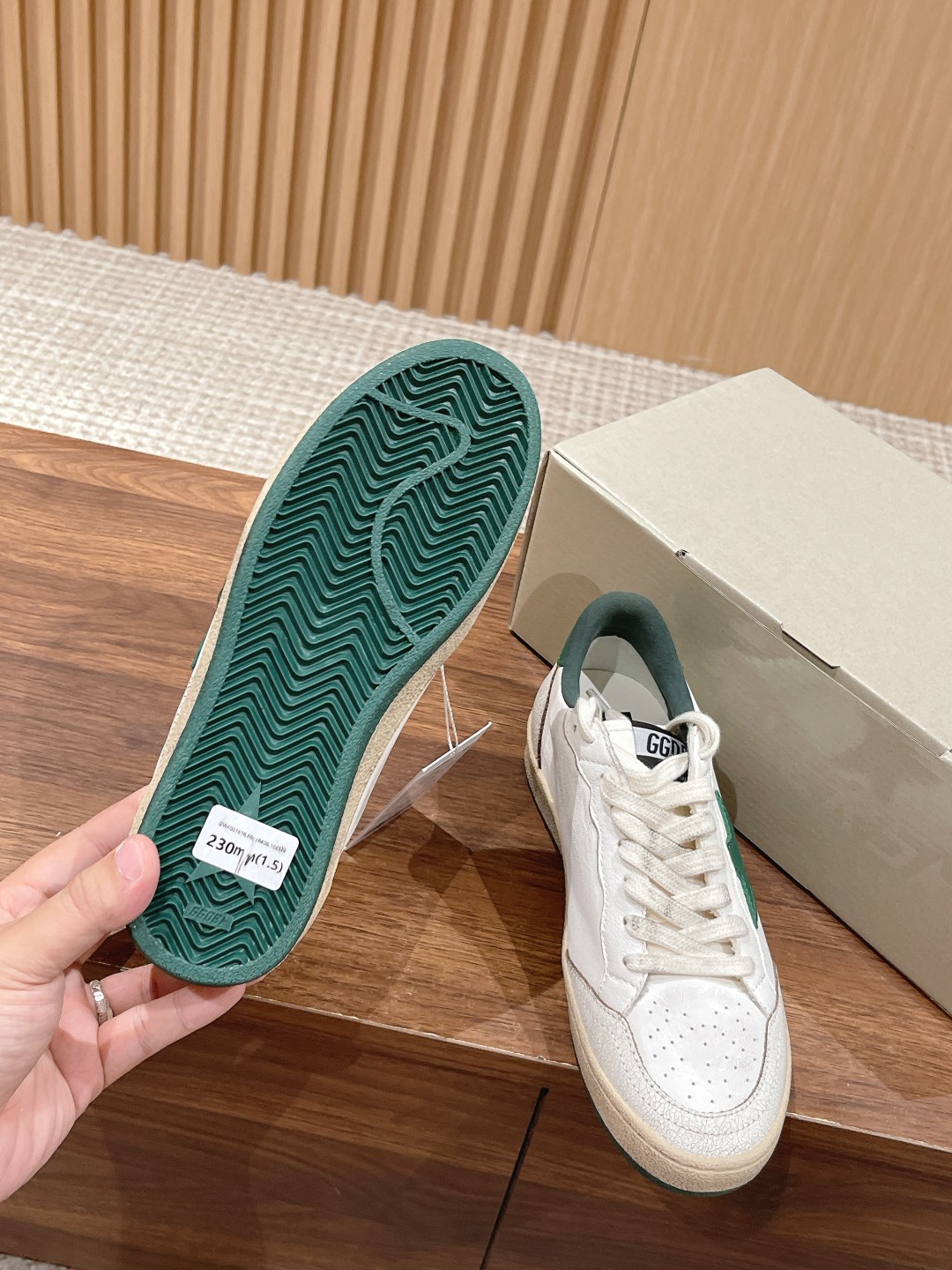 东莞代购版▪️厂价 💰270.00#情侣款 𝐆𝐨𝐥𝐝𝐞𝐧 𝐆𝐨𝐨𝐬𝐞•
❥𝐁𝐚𝐥𝐥𝐬𝐭𝐚𝐫|Golden Goose Deluxe Brand
▪️ggdb经典情侣款小脏鞋~~火红程度上怼小白鞋,下踩各类小脏鞋!明星私服上脚示范 ×就是这么百搭 !再也不用担心洗鞋的问题啦!
▪️最好穿的小白鞋,楦型和原版无差了,圆扁的鞋头修的非常正,不臃肿很秀气
▪️鞋面原版定制牛皮(做旧精髓所在)
▪️内里毛巾+牛皮垫脚
▪️原版开模3.5cm内增高乳胶鞋垫
▪️不规则手工打磨做破鞋面,就连鞋底也是打磨做旧的
▪️SIZE:35-44