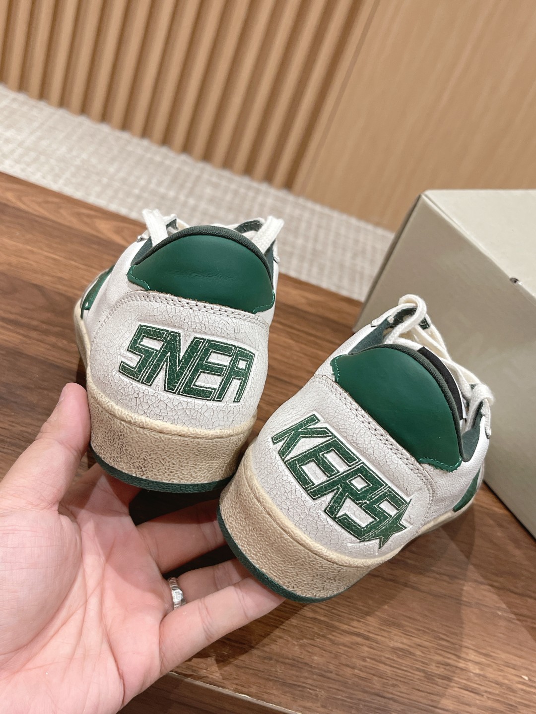 东莞代购版▪️厂价 💰270.00#情侣款 𝐆𝐨𝐥𝐝𝐞𝐧 𝐆𝐨𝐨𝐬𝐞•
❥𝐁𝐚𝐥𝐥𝐬𝐭𝐚𝐫|Golden Goose Deluxe Brand
▪️ggdb经典情侣款小脏鞋~~火红程度上怼小白鞋,下踩各类小脏鞋!明星私服上脚示范 ×就是这么百搭 !再也不用担心洗鞋的问题啦!
▪️最好穿的小白鞋,楦型和原版无差了,圆扁的鞋头修的非常正,不臃肿很秀气
▪️鞋面原版定制牛皮(做旧精髓所在)
▪️内里毛巾+牛皮垫脚
▪️原版开模3.5cm内增高乳胶鞋垫
▪️不规则手工打磨做破鞋面,就连鞋底也是打磨做旧的
▪️SIZE:35-44