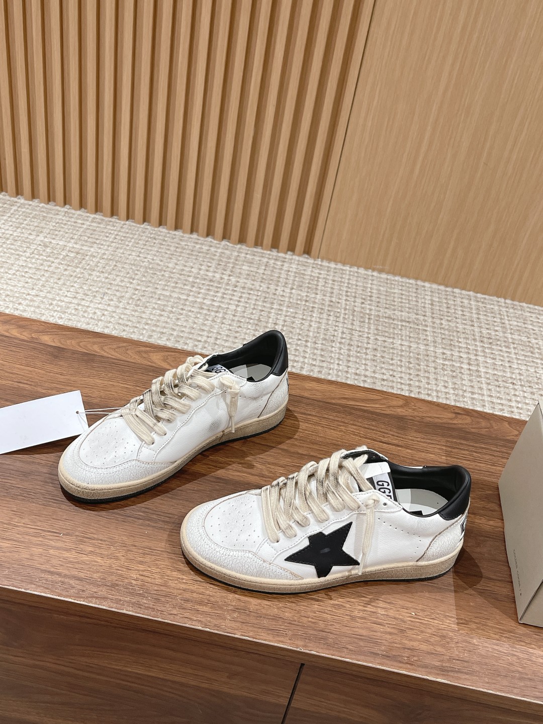 东莞代购版▪️厂价 💰270.00#情侣款 𝐆𝐨𝐥𝐝𝐞𝐧 𝐆𝐨𝐨𝐬𝐞•
❥𝐁𝐚𝐥𝐥𝐬𝐭𝐚𝐫|Golden Goose Deluxe Brand
▪️ggdb经典情侣款小脏鞋~~火红程度上怼小白鞋,下踩各类小脏鞋!明星私服上脚示范 ×就是这么百搭 !再也不用担心洗鞋的问题啦!
▪️最好穿的小白鞋,楦型和原版无差了,圆扁的鞋头修的非常正,不臃肿很秀气
▪️鞋面原版定制牛皮(做旧精髓所在)
▪️内里毛巾+牛皮垫脚
▪️原版开模3.5cm内增高乳胶鞋垫
▪️不规则手工打磨做破鞋面,就连鞋底也是打磨做旧的
▪️SIZE:35-44