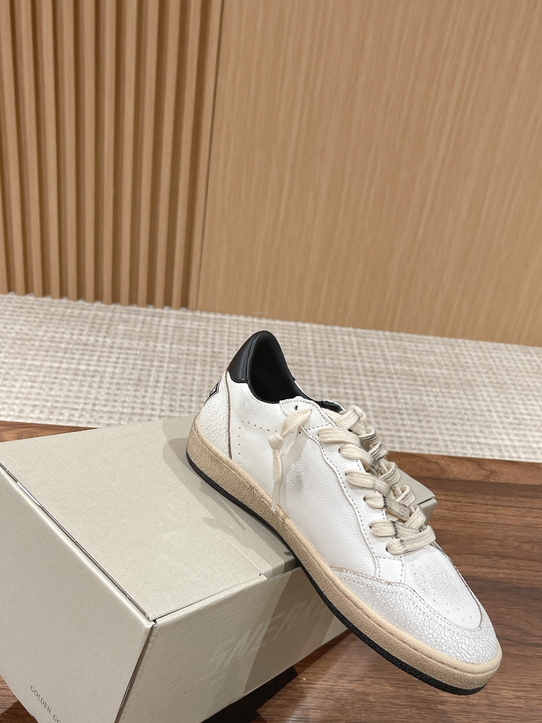 东莞代购版▪️厂价 💰270.00#情侣款 𝐆𝐨𝐥𝐝𝐞𝐧 𝐆𝐨𝐨𝐬𝐞•
❥𝐁𝐚𝐥𝐥𝐬𝐭𝐚𝐫|Golden Goose Deluxe Brand
▪️ggdb经典情侣款小脏鞋~~火红程度上怼小白鞋,下踩各类小脏鞋!明星私服上脚示范 ×就是这么百搭 !再也不用担心洗鞋的问题啦!
▪️最好穿的小白鞋,楦型和原版无差了,圆扁的鞋头修的非常正,不臃肿很秀气
▪️鞋面原版定制牛皮(做旧精髓所在)
▪️内里毛巾+牛皮垫脚
▪️原版开模3.5cm内增高乳胶鞋垫
▪️不规则手工打磨做破鞋面,就连鞋底也是打磨做旧的
▪️SIZE:35-44