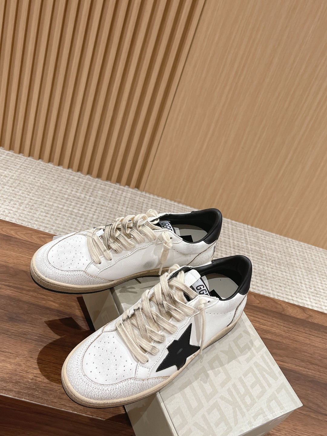 东莞代购版▪️厂价 💰270.00#情侣款 𝐆𝐨𝐥𝐝𝐞𝐧 𝐆𝐨𝐨𝐬𝐞•
❥𝐁𝐚𝐥𝐥𝐬𝐭𝐚𝐫|Golden Goose Deluxe Brand
▪️ggdb经典情侣款小脏鞋~~火红程度上怼小白鞋,下踩各类小脏鞋!明星私服上脚示范 ×就是这么百搭 !再也不用担心洗鞋的问题啦!
▪️最好穿的小白鞋,楦型和原版无差了,圆扁的鞋头修的非常正,不臃肿很秀气
▪️鞋面原版定制牛皮(做旧精髓所在)
▪️内里毛巾+牛皮垫脚
▪️原版开模3.5cm内增高乳胶鞋垫
▪️不规则手工打磨做破鞋面,就连鞋底也是打磨做旧的
▪️SIZE:35-44