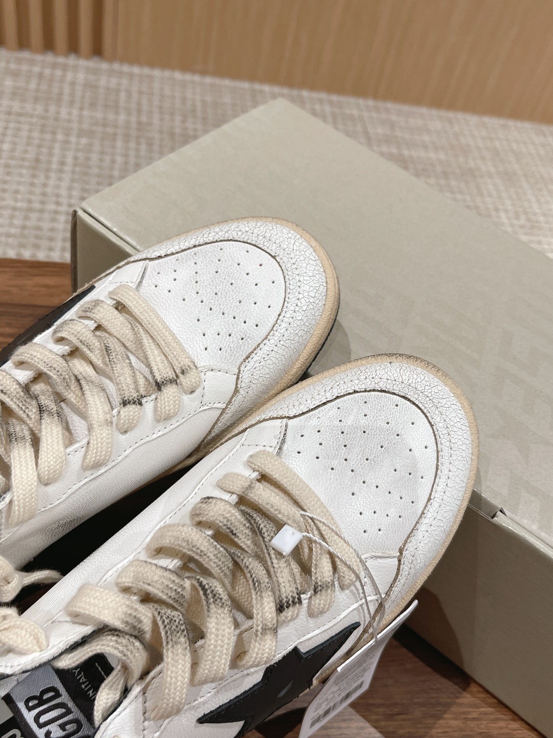 东莞代购版▪️厂价 💰270.00#情侣款 𝐆𝐨𝐥𝐝𝐞𝐧 𝐆𝐨𝐨𝐬𝐞•
❥𝐁𝐚𝐥𝐥𝐬𝐭𝐚𝐫|Golden Goose Deluxe Brand
▪️ggdb经典情侣款小脏鞋~~火红程度上怼小白鞋,下踩各类小脏鞋!明星私服上脚示范 ×就是这么百搭 !再也不用担心洗鞋的问题啦!
▪️最好穿的小白鞋,楦型和原版无差了,圆扁的鞋头修的非常正,不臃肿很秀气
▪️鞋面原版定制牛皮(做旧精髓所在)
▪️内里毛巾+牛皮垫脚
▪️原版开模3.5cm内增高乳胶鞋垫
▪️不规则手工打磨做破鞋面,就连鞋底也是打磨做旧的
▪️SIZE:35-44