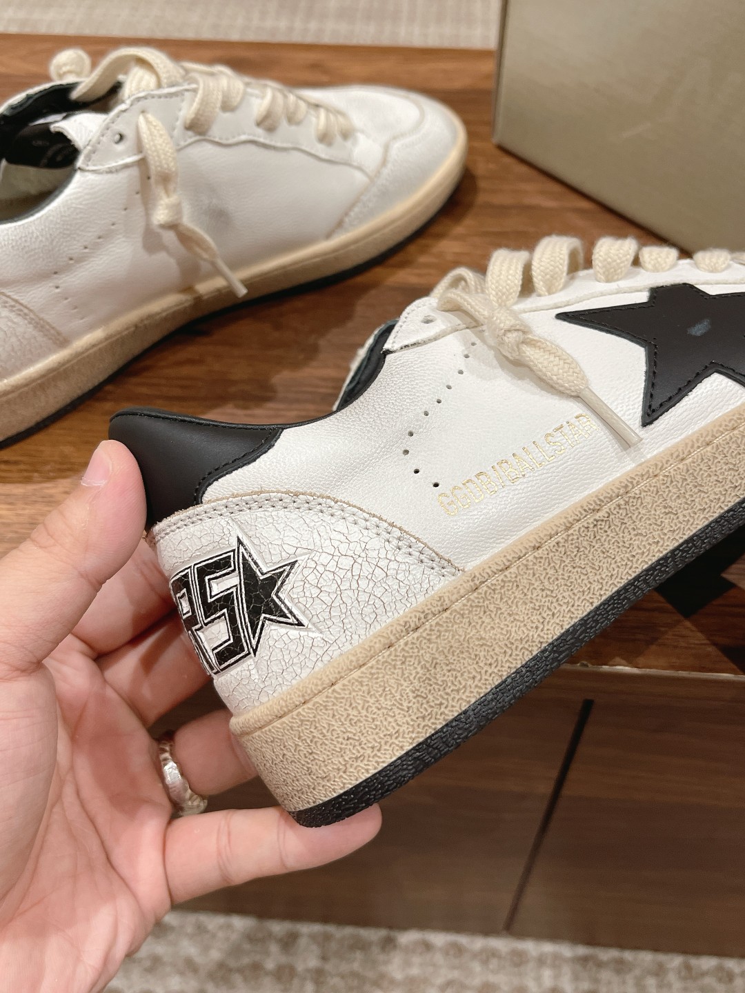 东莞代购版▪️厂价 💰270.00#情侣款 𝐆𝐨𝐥𝐝𝐞𝐧 𝐆𝐨𝐨𝐬𝐞•
❥𝐁𝐚𝐥𝐥𝐬𝐭𝐚𝐫|Golden Goose Deluxe Brand
▪️ggdb经典情侣款小脏鞋~~火红程度上怼小白鞋,下踩各类小脏鞋!明星私服上脚示范 ×就是这么百搭 !再也不用担心洗鞋的问题啦!
▪️最好穿的小白鞋,楦型和原版无差了,圆扁的鞋头修的非常正,不臃肿很秀气
▪️鞋面原版定制牛皮(做旧精髓所在)
▪️内里毛巾+牛皮垫脚
▪️原版开模3.5cm内增高乳胶鞋垫
▪️不规则手工打磨做破鞋面,就连鞋底也是打磨做旧的
▪️SIZE:35-44