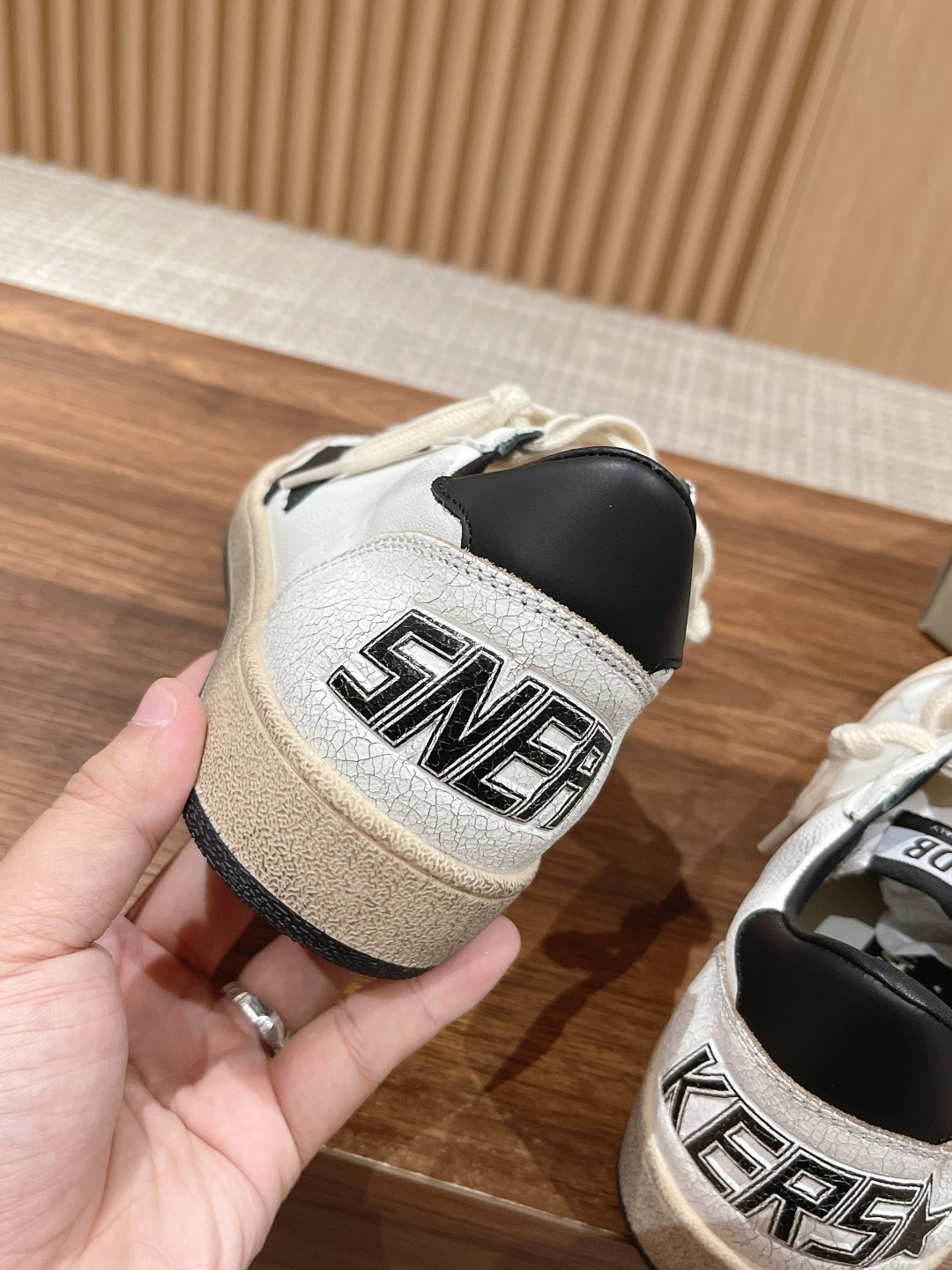 东莞代购版▪️厂价 💰270.00#情侣款 𝐆𝐨𝐥𝐝𝐞𝐧 𝐆𝐨𝐨𝐬𝐞•
❥𝐁𝐚𝐥𝐥𝐬𝐭𝐚𝐫|Golden Goose Deluxe Brand
▪️ggdb经典情侣款小脏鞋~~火红程度上怼小白鞋,下踩各类小脏鞋!明星私服上脚示范 ×就是这么百搭 !再也不用担心洗鞋的问题啦!
▪️最好穿的小白鞋,楦型和原版无差了,圆扁的鞋头修的非常正,不臃肿很秀气
▪️鞋面原版定制牛皮(做旧精髓所在)
▪️内里毛巾+牛皮垫脚
▪️原版开模3.5cm内增高乳胶鞋垫
▪️不规则手工打磨做破鞋面,就连鞋底也是打磨做旧的
▪️SIZE:35-44