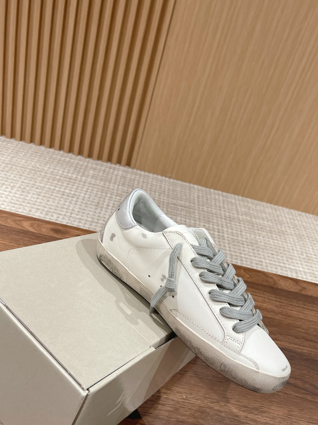 东莞代购版▪️厂价 💰270.00#情侣款 𝐆𝐨𝐥𝐝𝐞𝐧 𝐆𝐨𝐨𝐬𝐞•
❥𝐒𝐮𝐩𝐞𝐫𝐬𝐭𝐚𝐫|Golden Goose Deluxe Brand
▪️ggdb经典情侣款小脏鞋~~火红程度上怼小白鞋,下踩各类小脏鞋!明星私服上脚示范 ×就是这么百搭 !再也不用担心洗鞋的问题啦!
▪️最好穿的小白鞋,楦型和原版无差了,圆扁的鞋头修的非常正,不臃肿很秀气
▪️鞋面原版定制牛皮(做旧精髓所在)
▪️内里毛巾+牛皮垫脚
▪️原版开模3.5cm内增高乳胶鞋垫
▪️不规则手工打磨做破鞋面,就连鞋底也是打磨做旧的
▪️SIZE:35-44