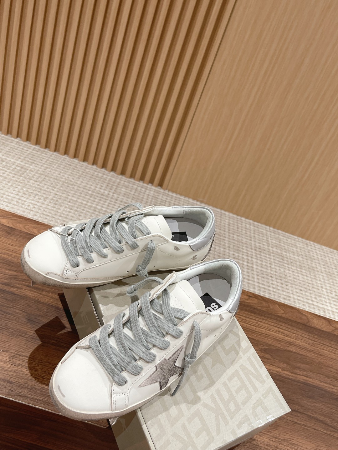 东莞代购版▪️厂价 💰270.00#情侣款 𝐆𝐨𝐥𝐝𝐞𝐧 𝐆𝐨𝐨𝐬𝐞•
❥𝐒𝐮𝐩𝐞𝐫𝐬𝐭𝐚𝐫|Golden Goose Deluxe Brand
▪️ggdb经典情侣款小脏鞋~~火红程度上怼小白鞋,下踩各类小脏鞋!明星私服上脚示范 ×就是这么百搭 !再也不用担心洗鞋的问题啦!
▪️最好穿的小白鞋,楦型和原版无差了,圆扁的鞋头修的非常正,不臃肿很秀气
▪️鞋面原版定制牛皮(做旧精髓所在)
▪️内里毛巾+牛皮垫脚
▪️原版开模3.5cm内增高乳胶鞋垫
▪️不规则手工打磨做破鞋面,就连鞋底也是打磨做旧的
▪️SIZE:35-44