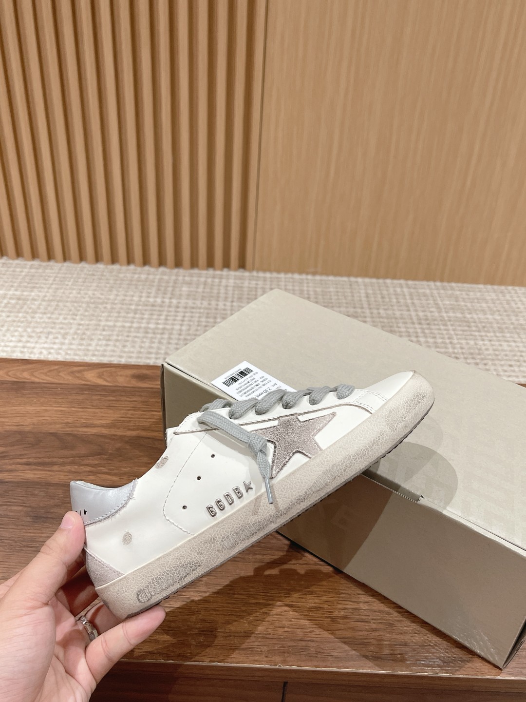 东莞代购版▪️厂价 💰270.00#情侣款 𝐆𝐨𝐥𝐝𝐞𝐧 𝐆𝐨𝐨𝐬𝐞•
❥𝐒𝐮𝐩𝐞𝐫𝐬𝐭𝐚𝐫|Golden Goose Deluxe Brand
▪️ggdb经典情侣款小脏鞋~~火红程度上怼小白鞋,下踩各类小脏鞋!明星私服上脚示范 ×就是这么百搭 !再也不用担心洗鞋的问题啦!
▪️最好穿的小白鞋,楦型和原版无差了,圆扁的鞋头修的非常正,不臃肿很秀气
▪️鞋面原版定制牛皮(做旧精髓所在)
▪️内里毛巾+牛皮垫脚
▪️原版开模3.5cm内增高乳胶鞋垫
▪️不规则手工打磨做破鞋面,就连鞋底也是打磨做旧的
▪️SIZE:35-44