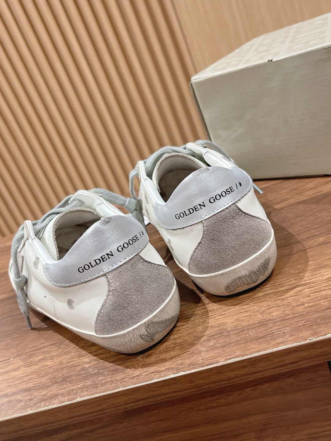 东莞代购版▪️厂价 💰270.00#情侣款 𝐆𝐨𝐥𝐝𝐞𝐧 𝐆𝐨𝐨𝐬𝐞•
❥𝐒𝐮𝐩𝐞𝐫𝐬𝐭𝐚𝐫|Golden Goose Deluxe Brand
▪️ggdb经典情侣款小脏鞋~~火红程度上怼小白鞋,下踩各类小脏鞋!明星私服上脚示范 ×就是这么百搭 !再也不用担心洗鞋的问题啦!
▪️最好穿的小白鞋,楦型和原版无差了,圆扁的鞋头修的非常正,不臃肿很秀气
▪️鞋面原版定制牛皮(做旧精髓所在)
▪️内里毛巾+牛皮垫脚
▪️原版开模3.5cm内增高乳胶鞋垫
▪️不规则手工打磨做破鞋面,就连鞋底也是打磨做旧的
▪️SIZE:35-44