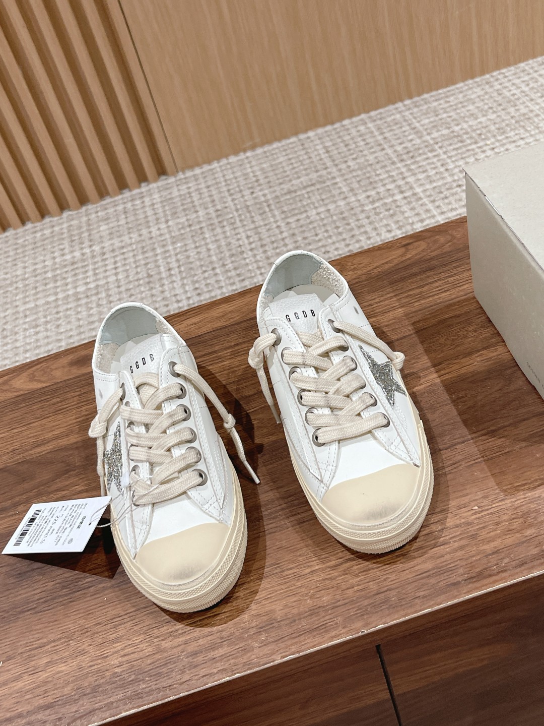 NO:263447,#Couple Model ★ -#｜Old retro small dirty shoes The exclusive three-layer sequin superposition process makes it shine in faint light!  Whoever wears it knows!  It flashed and exploded in the sunlight. The most eye-catching cub in the crowd is so versatile. The most important thing is that it is comfortable and easy to wear!  Peach pink sequins, really love it~ - MATERIAL Material - Upper Original Customized Greet Inner Imported Calfskin Outsole 1:1 open molded outsole Heel height 2cm size 35-44, casual shoes/sports shoes, sneakers, cowhide19860909#情侣款 ★ -#｜做旧复古小脏鞋 独家三层亮片叠加工艺使得它微弱光线下都能闪闪发光！谁穿谁知道！在日光下更是闪到爆炸,人群中最亮眼的崽,还百搭的要命,最关键的是又舒服又好穿！蜜桃粉亮片,真的很爱～ - MATERIAL 材质 - 鞋面 原版定制格力特 内里 进口小牛皮 大底 1:1开模大底 跟高 2cm size 35-44码,休闲鞋/运动鞋,sneakers,cowhide,Women's Shoes